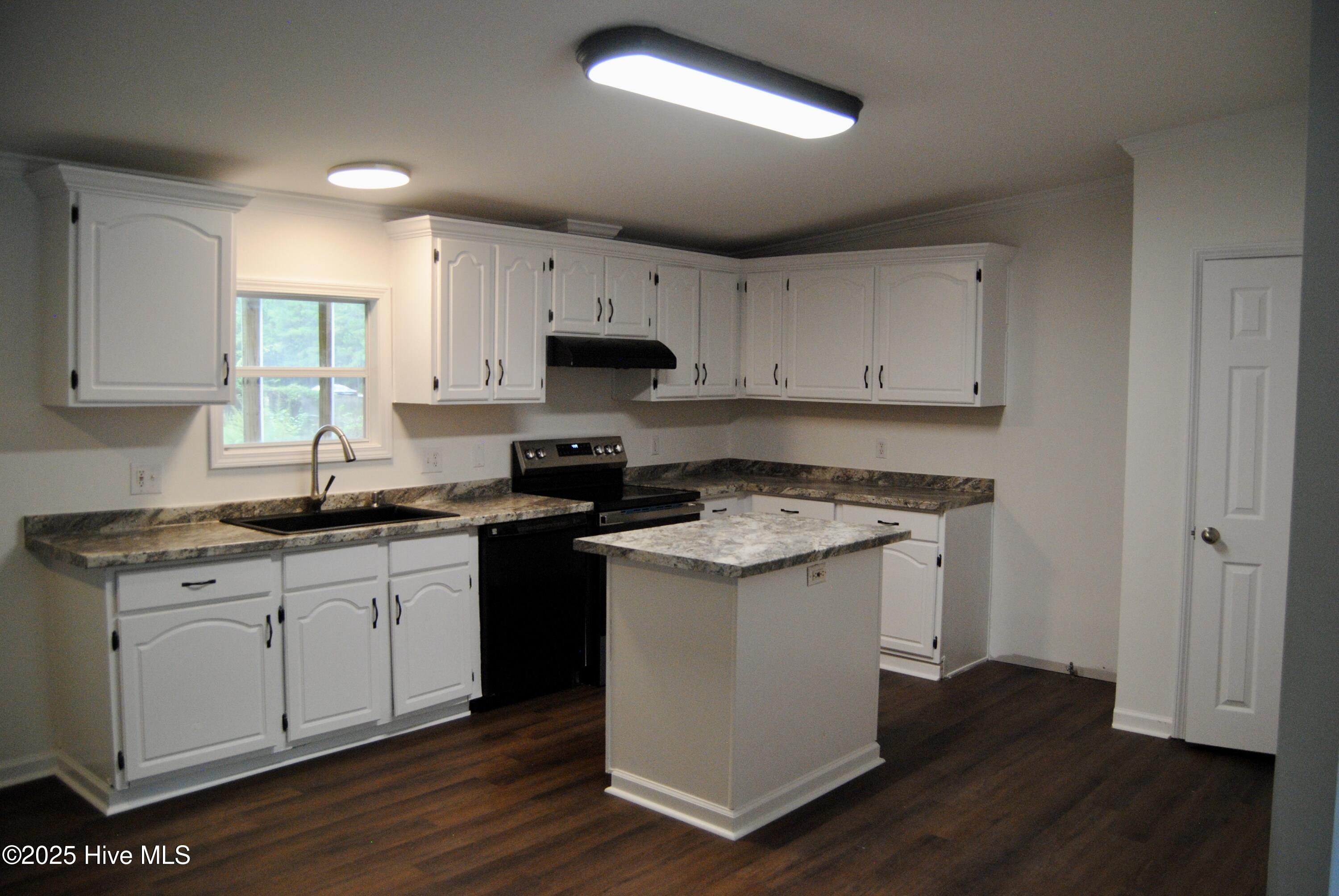 100533223 | Photo 30