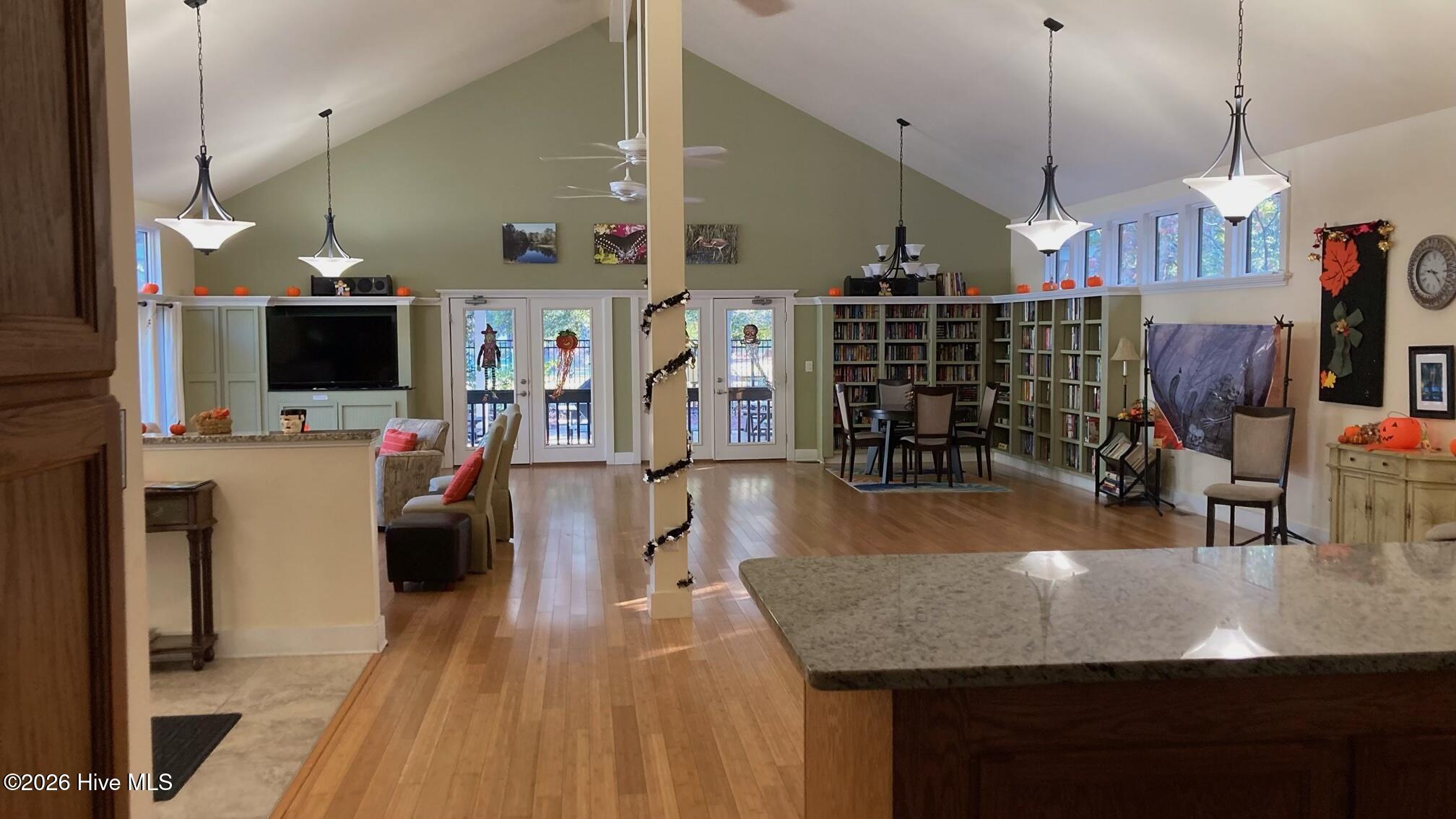 100549954 | Photo 13