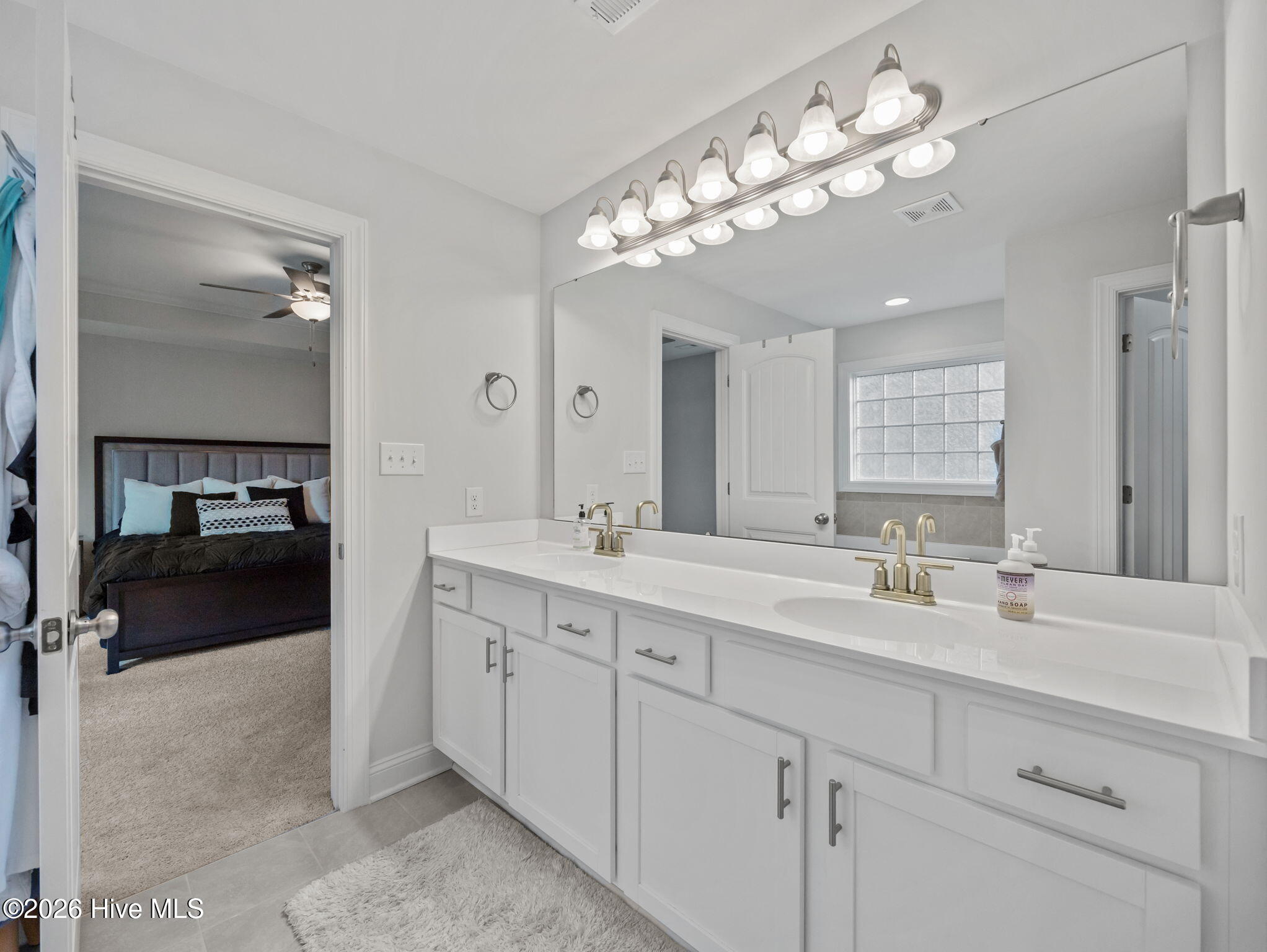 100563779 | Photo 27