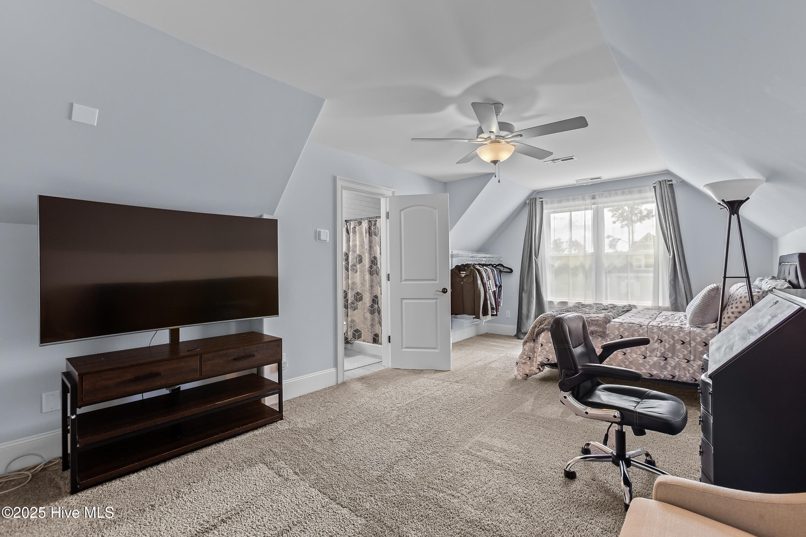 100536190 | Photo 31