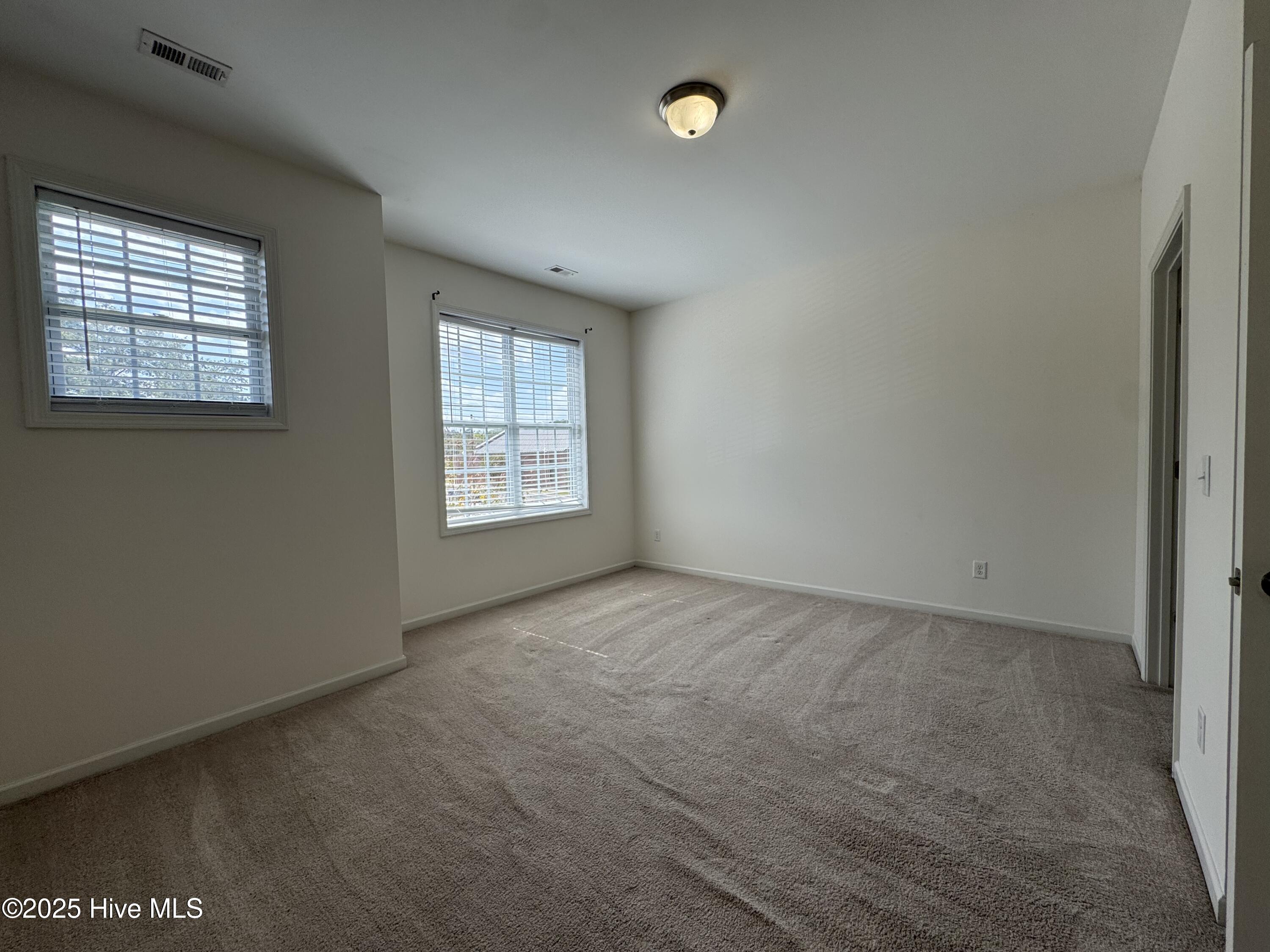 100567584 | Photo 14