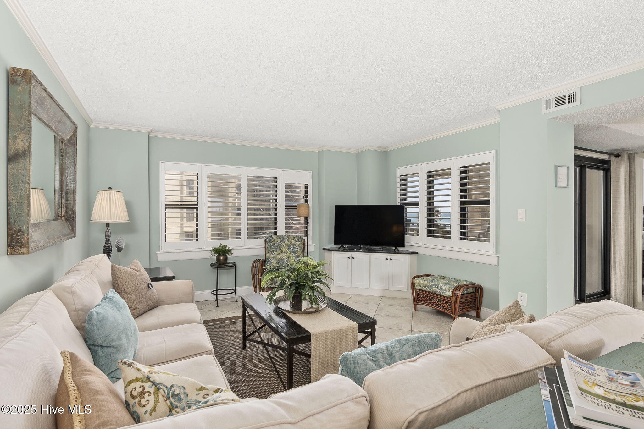 Open concept LR w/ views