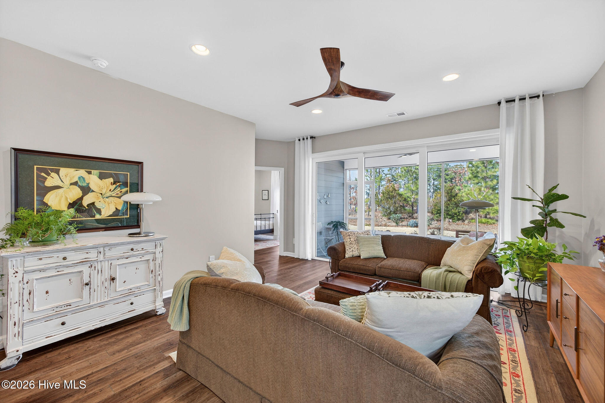 100551347 | Photo 23