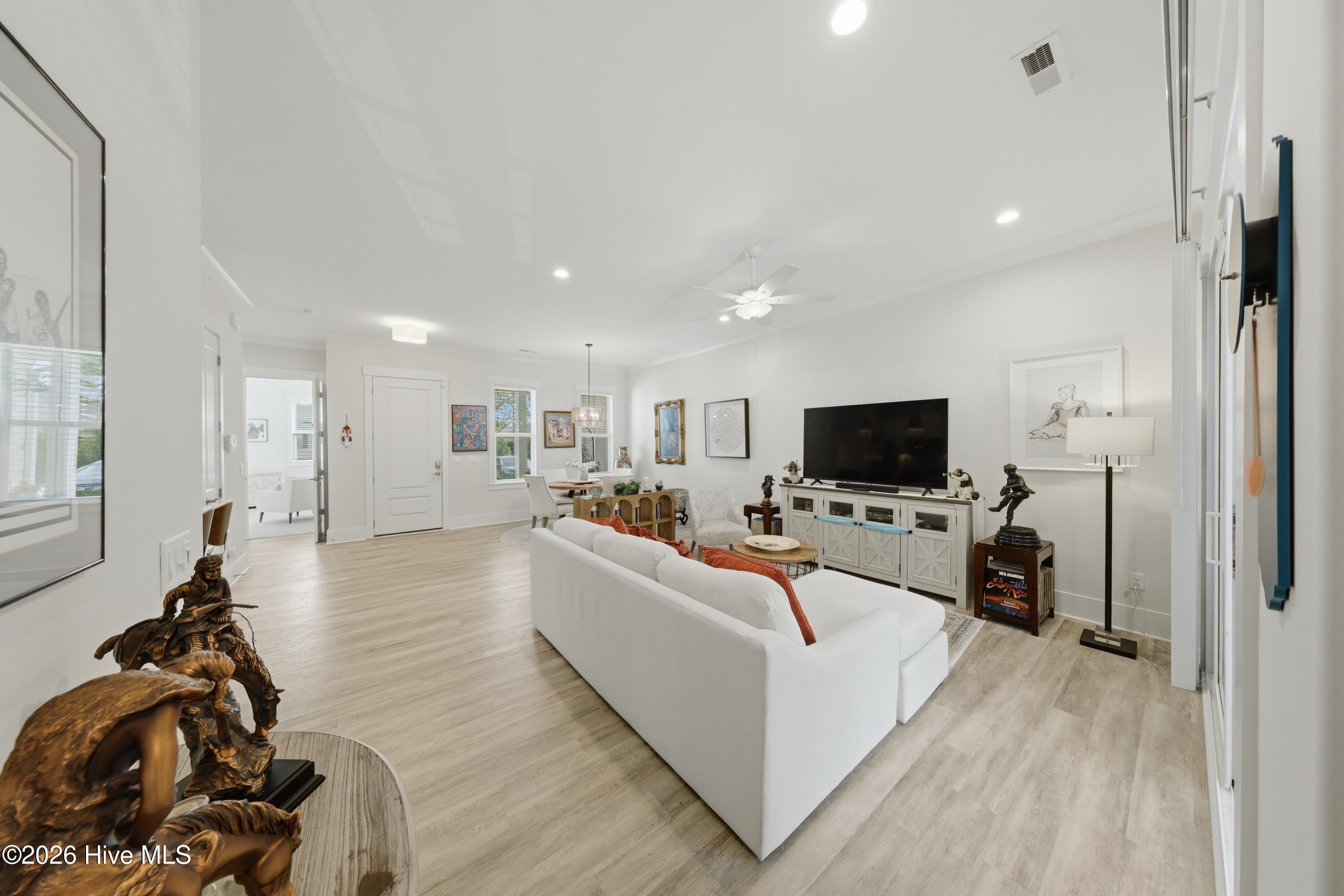 100568121 | Photo 16