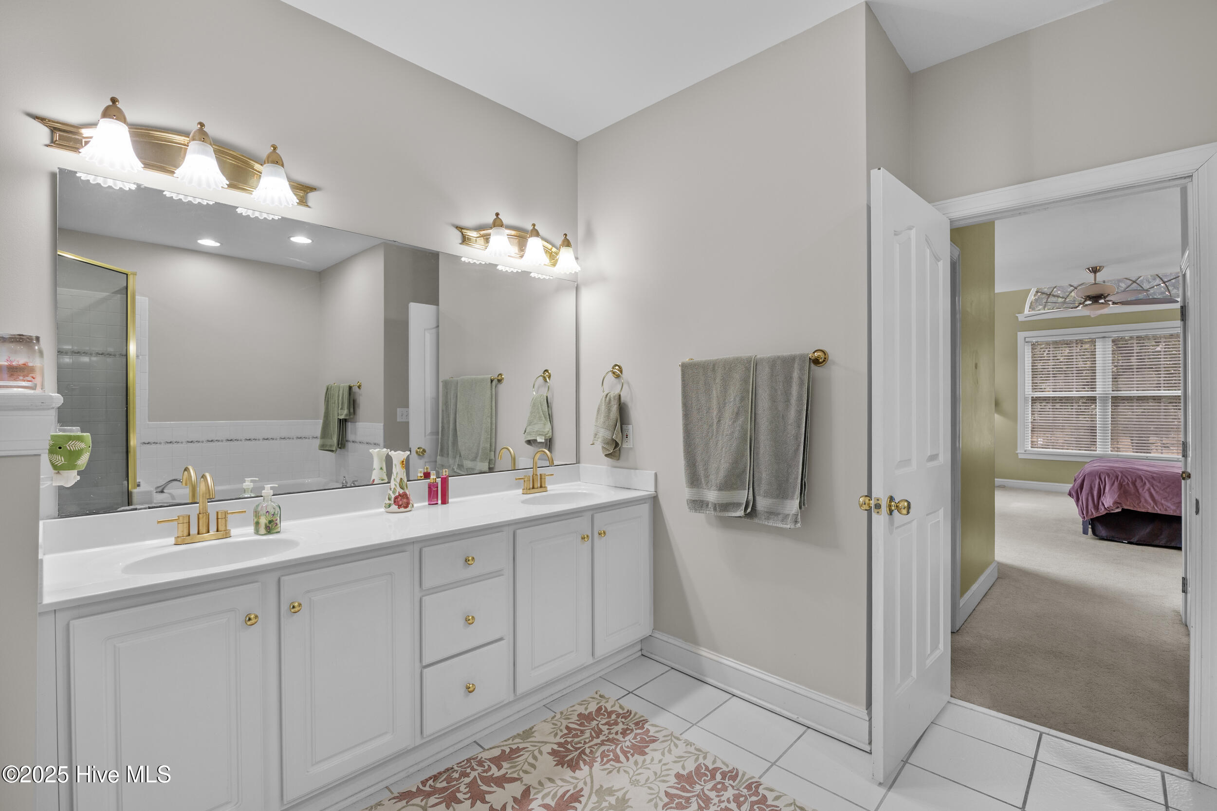 100543890 | Photo 28