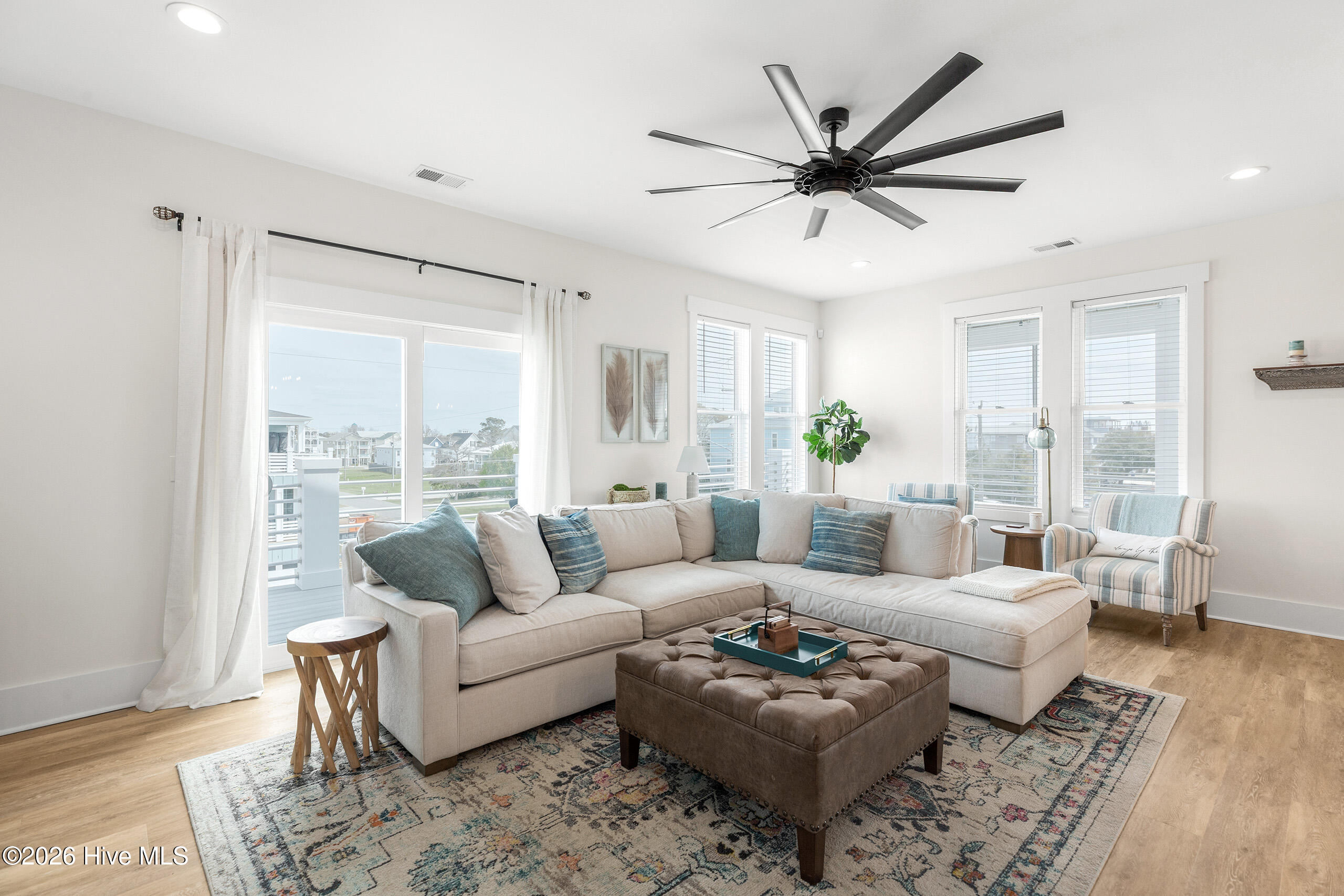 100562975 | Photo 21