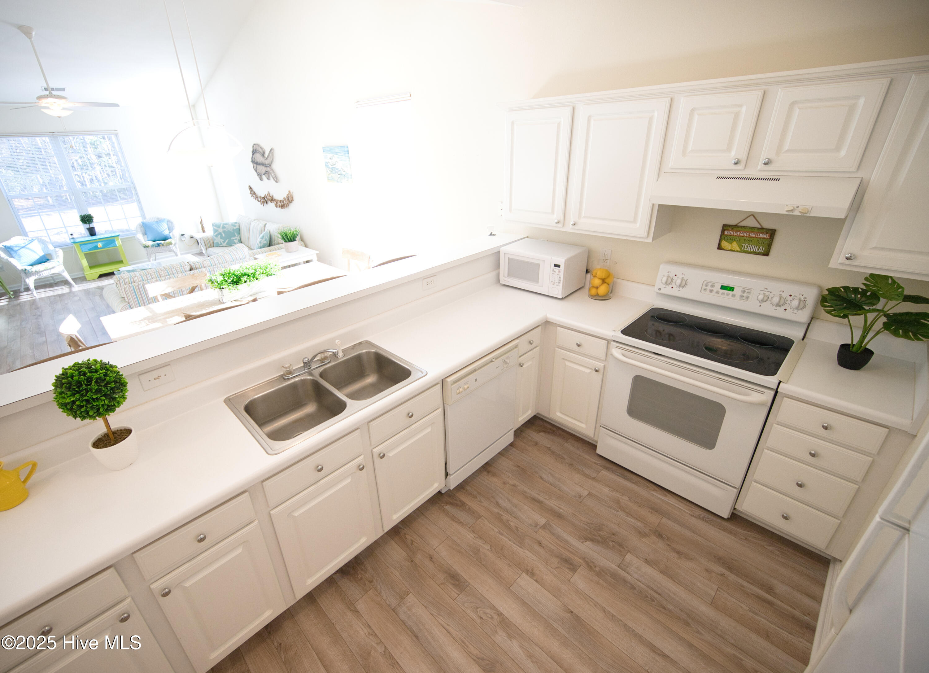 100546410 | Photo 12