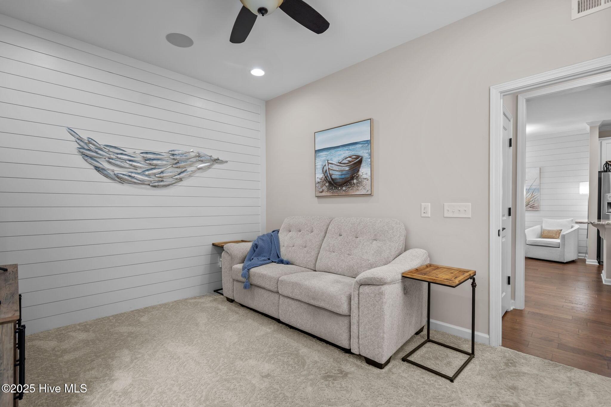 100528063 | Photo 35