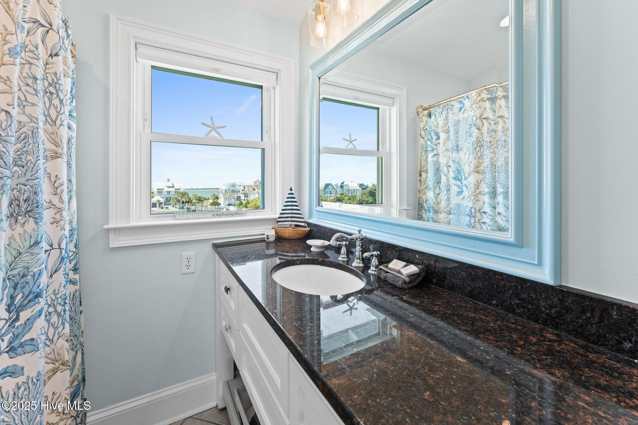 100548713 | Photo 35