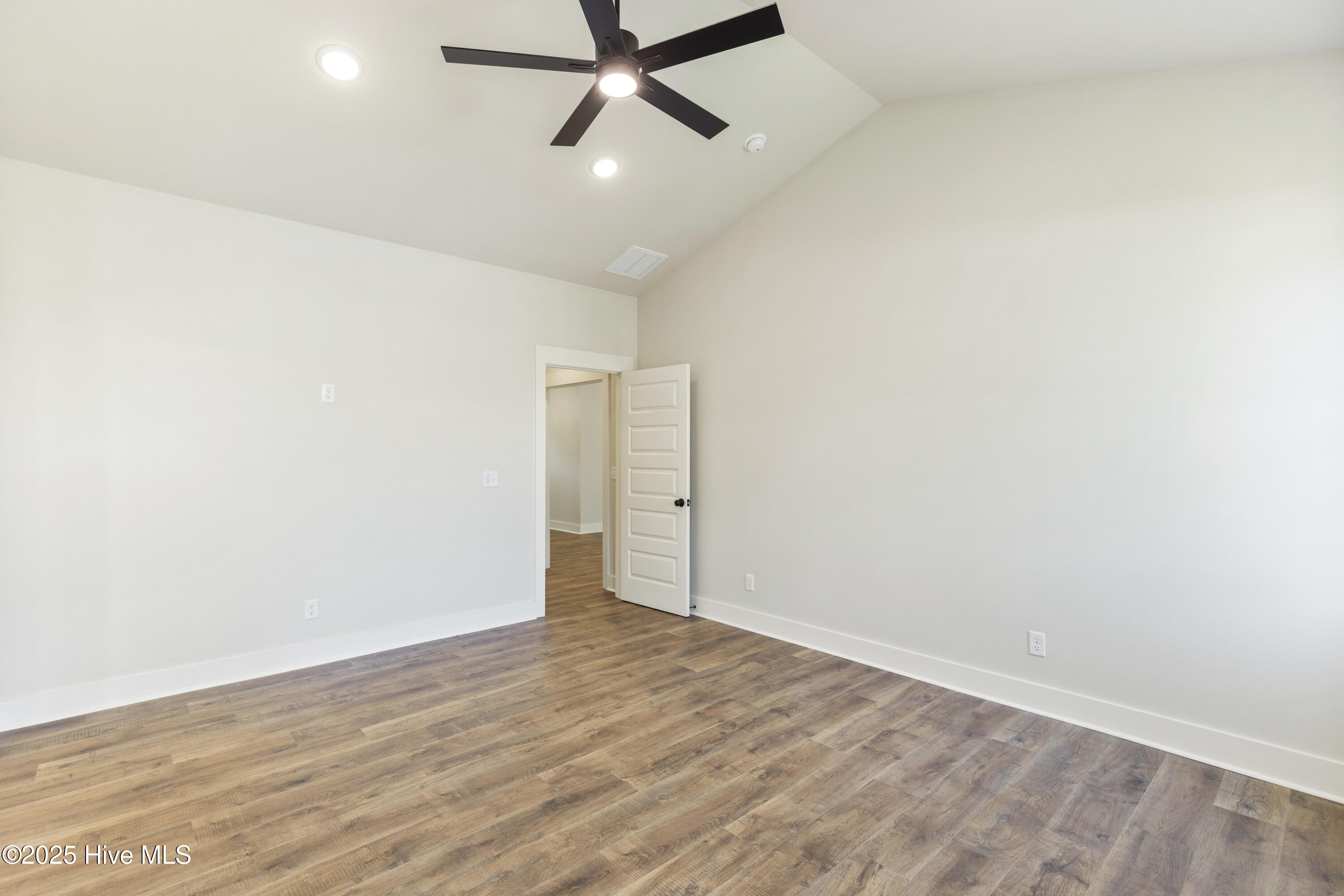 100539759 | Photo 32