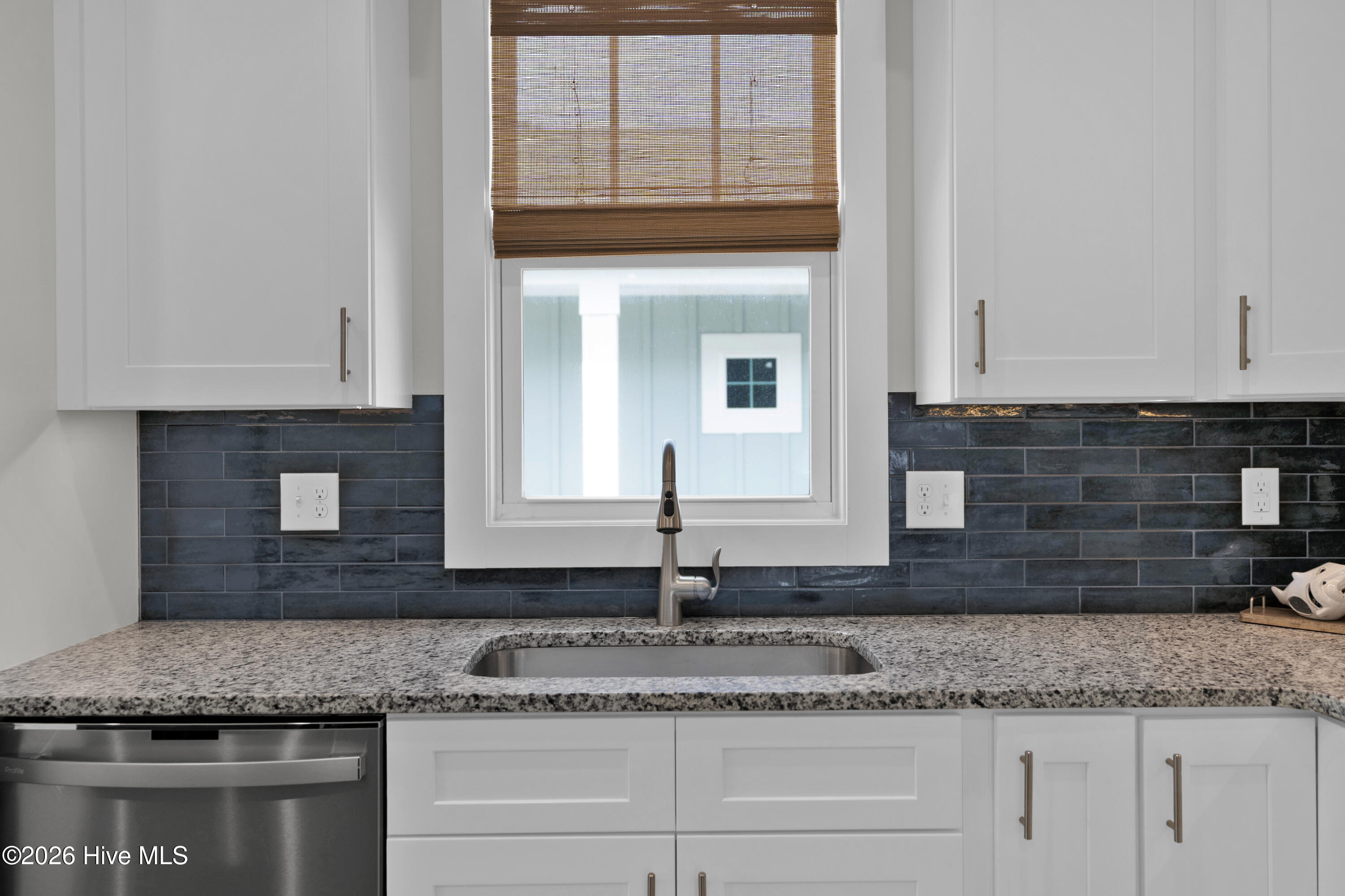 100565490 | Photo 42