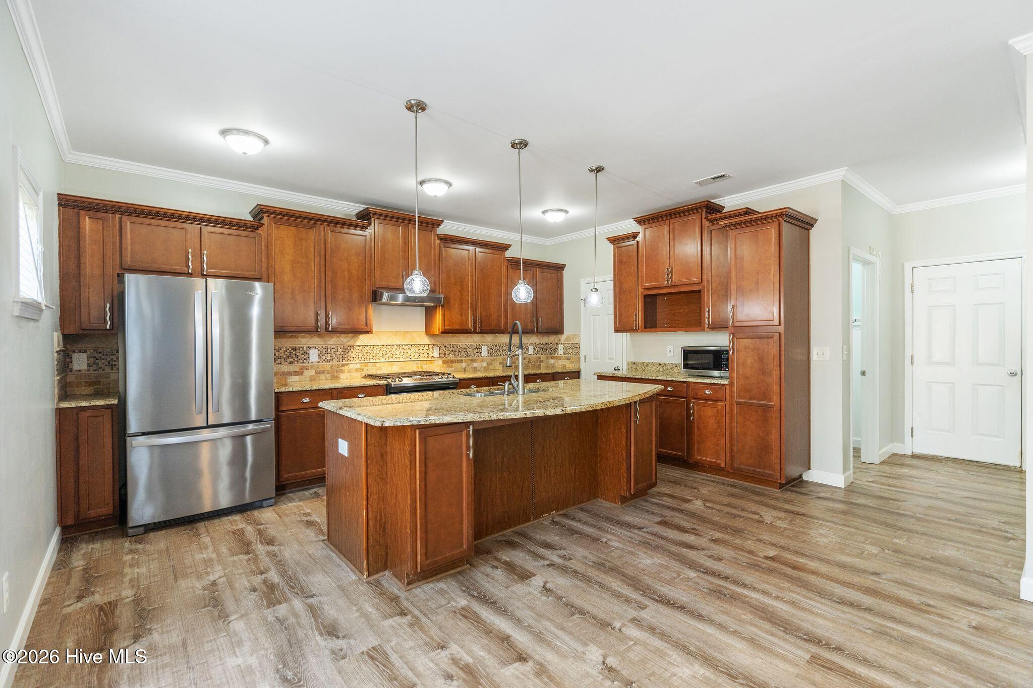 100558662 | Photo 33