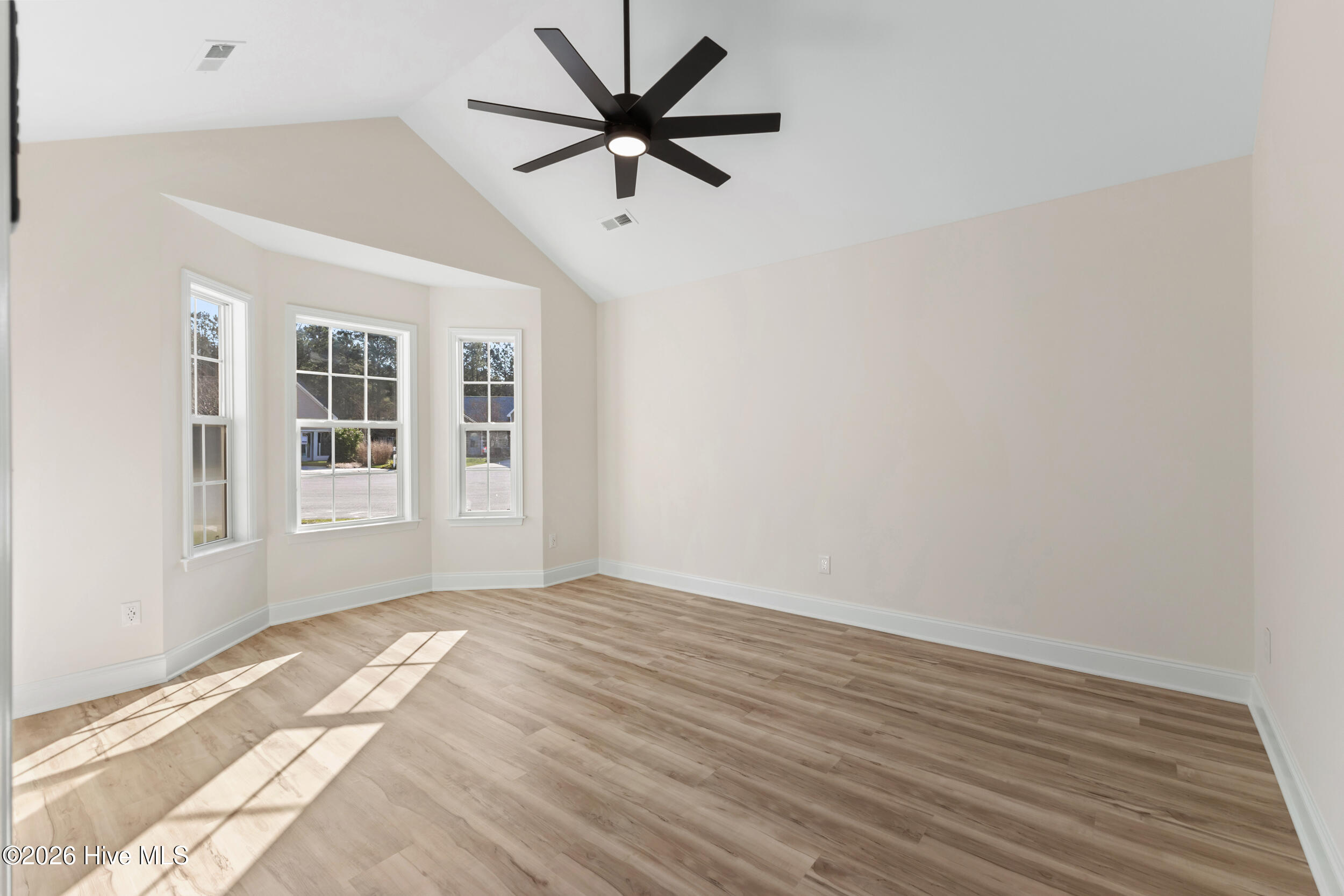 100559842 | Photo 11