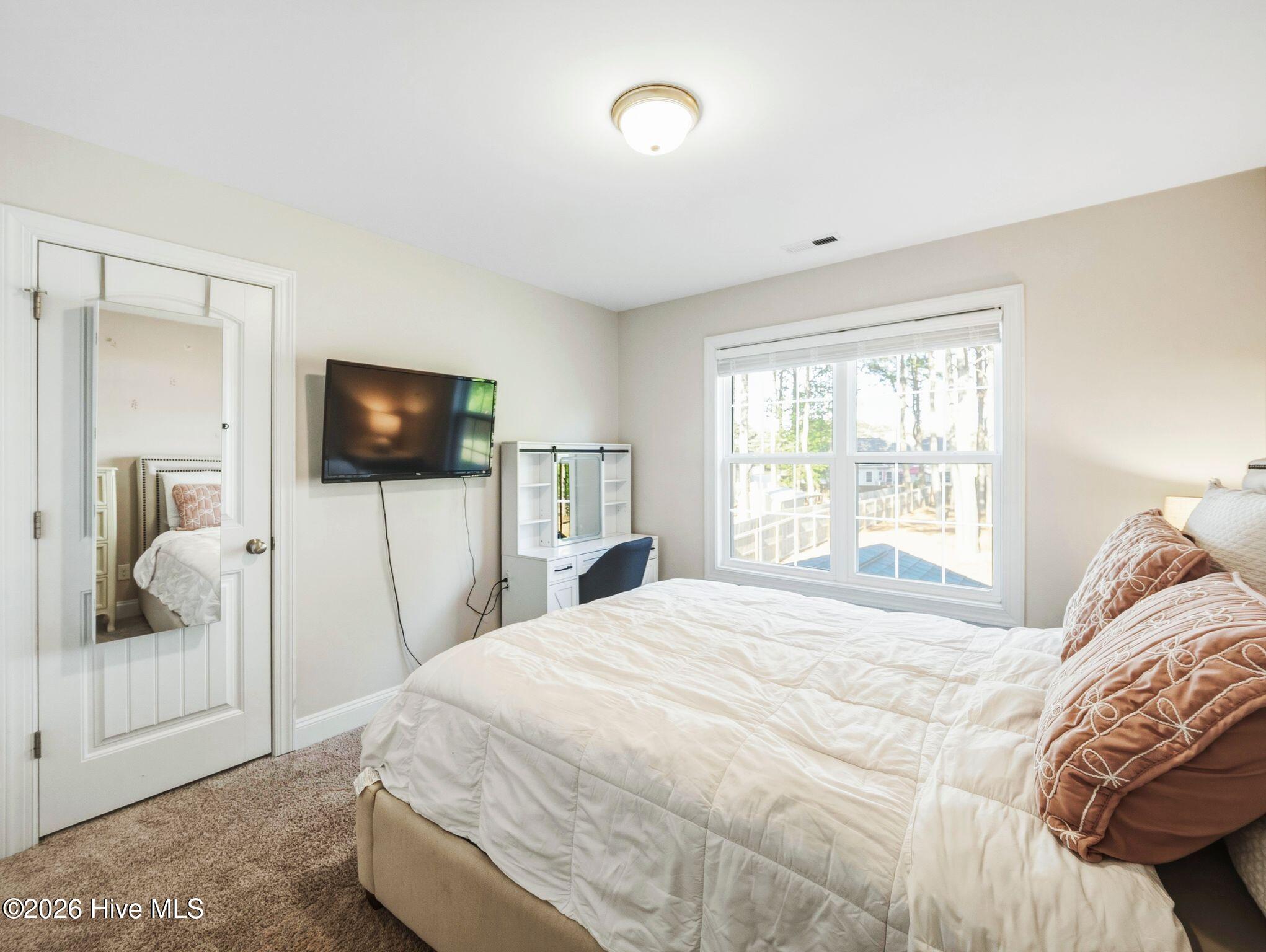 100570227 | Photo 35