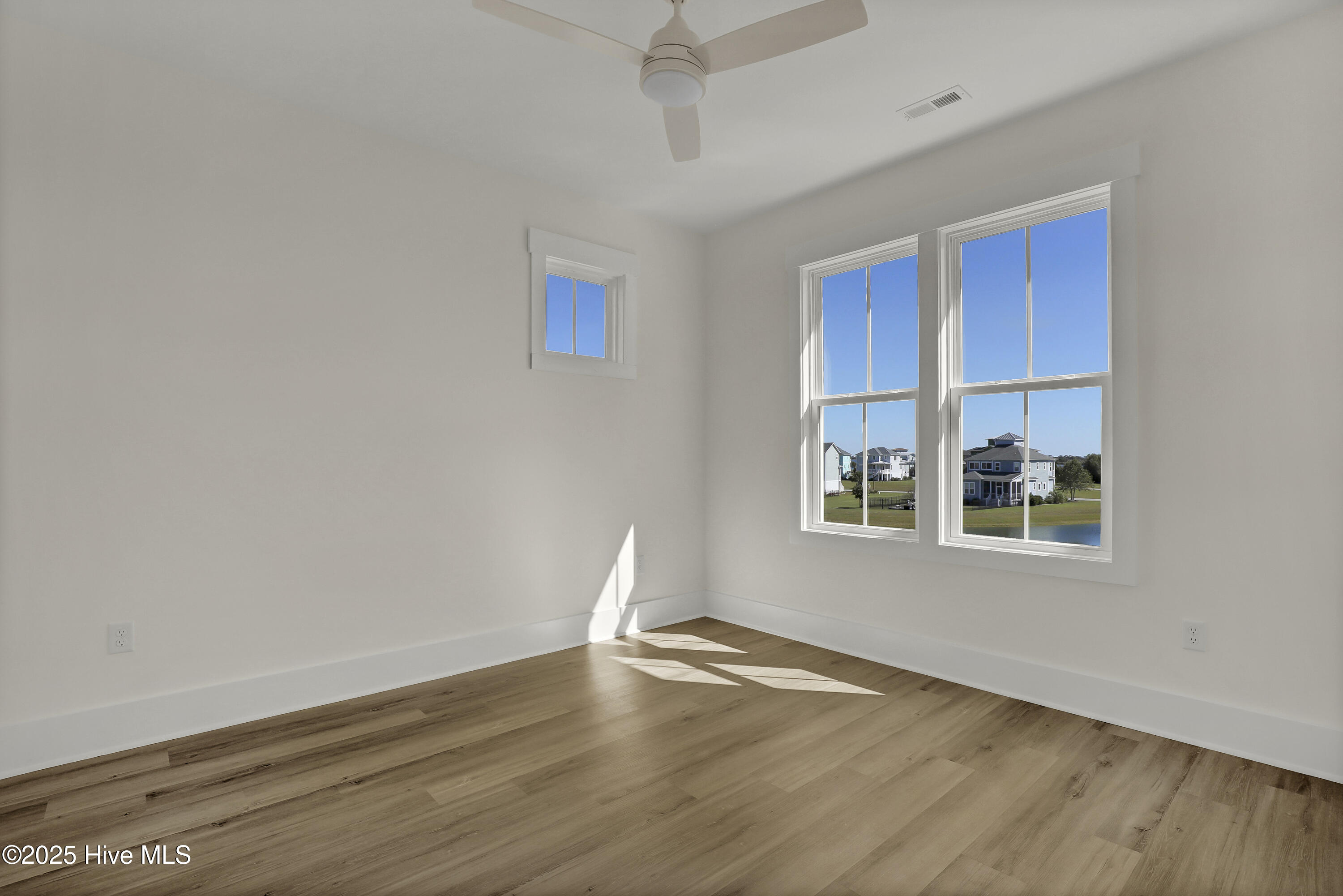 100536575 | Photo 23