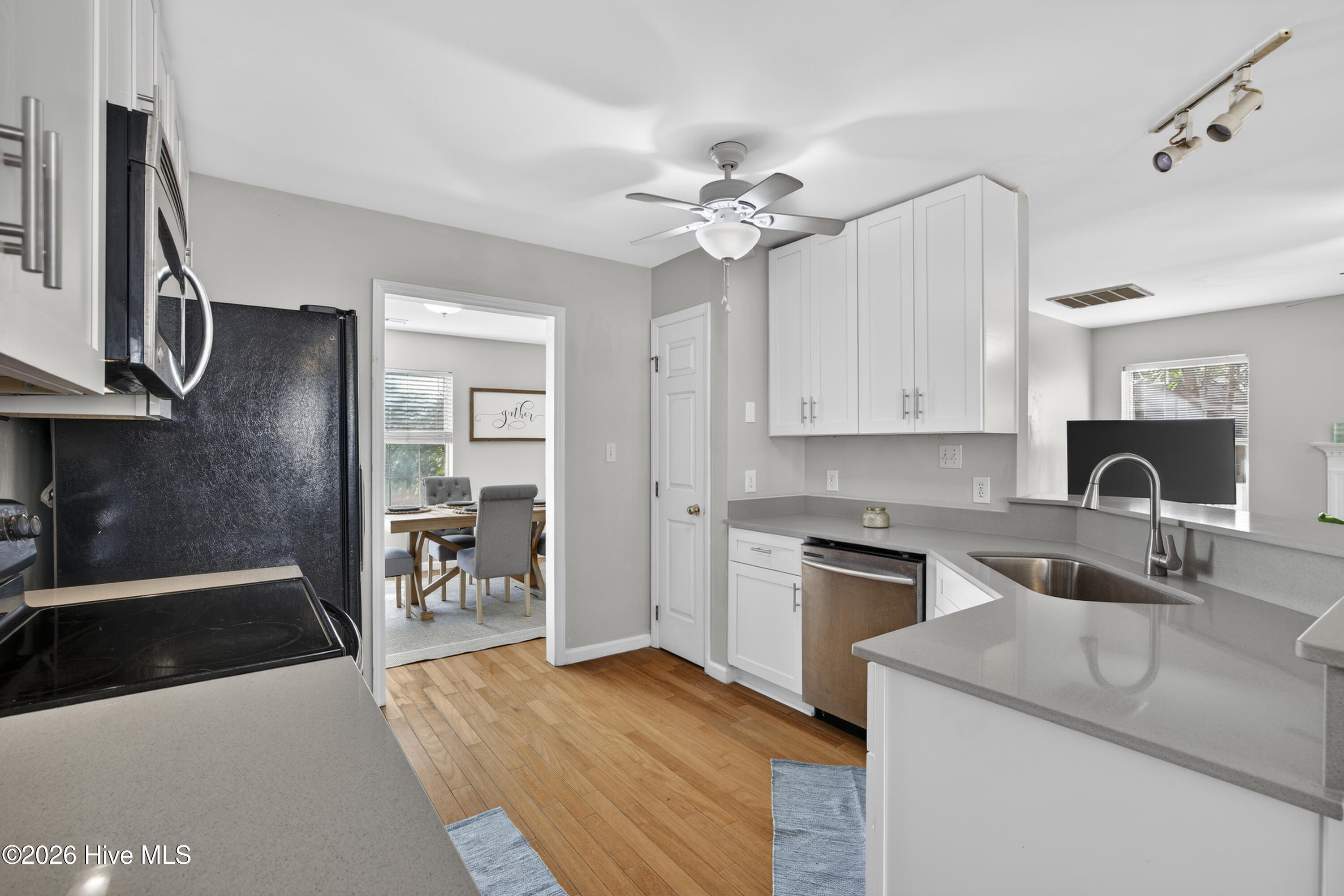 100550573 | Photo 12