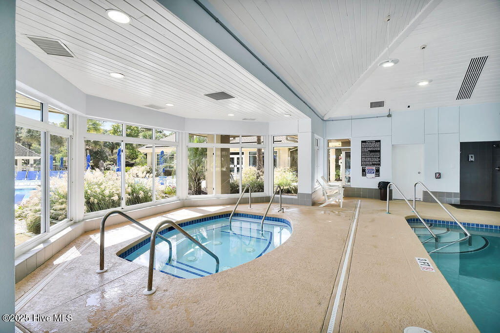 100535984 | Photo 151