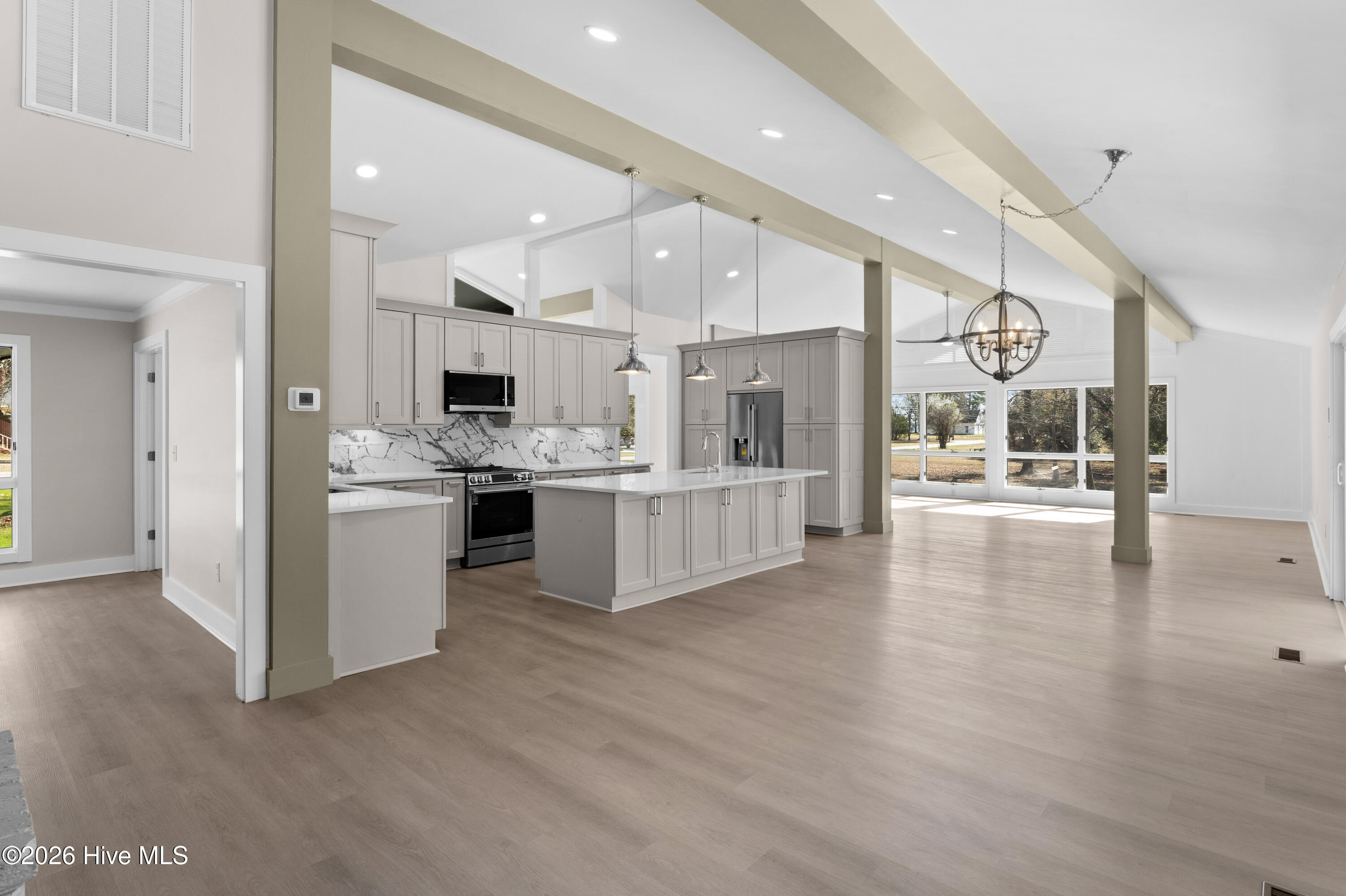 100561739 | Photo 14