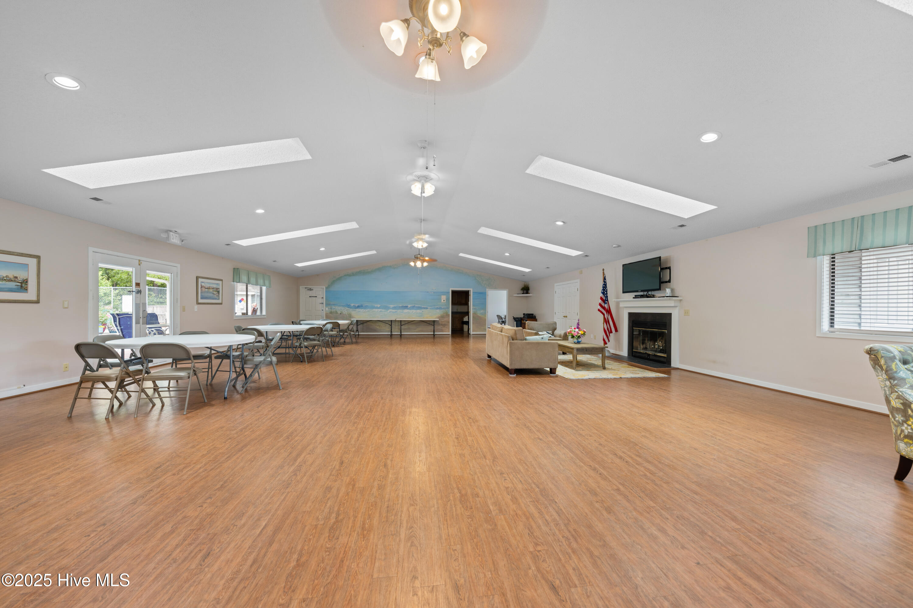 100543357 | Photo 38