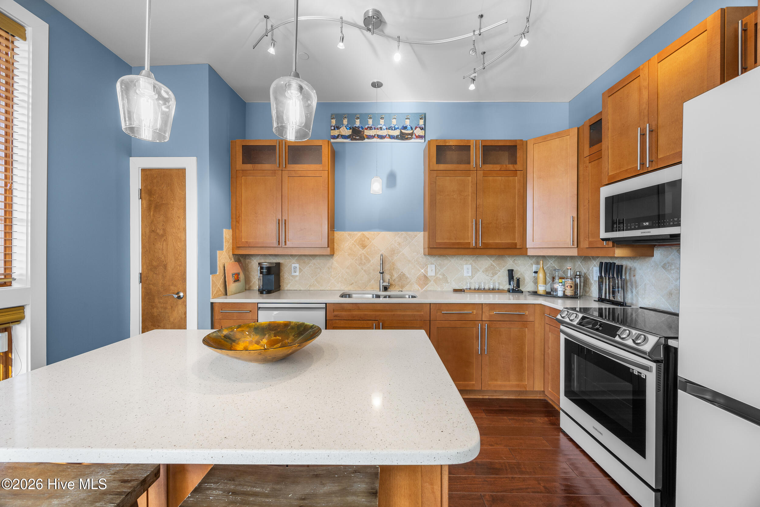 100562510 | Photo 19