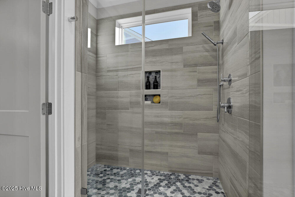 100547511 | Photo 35