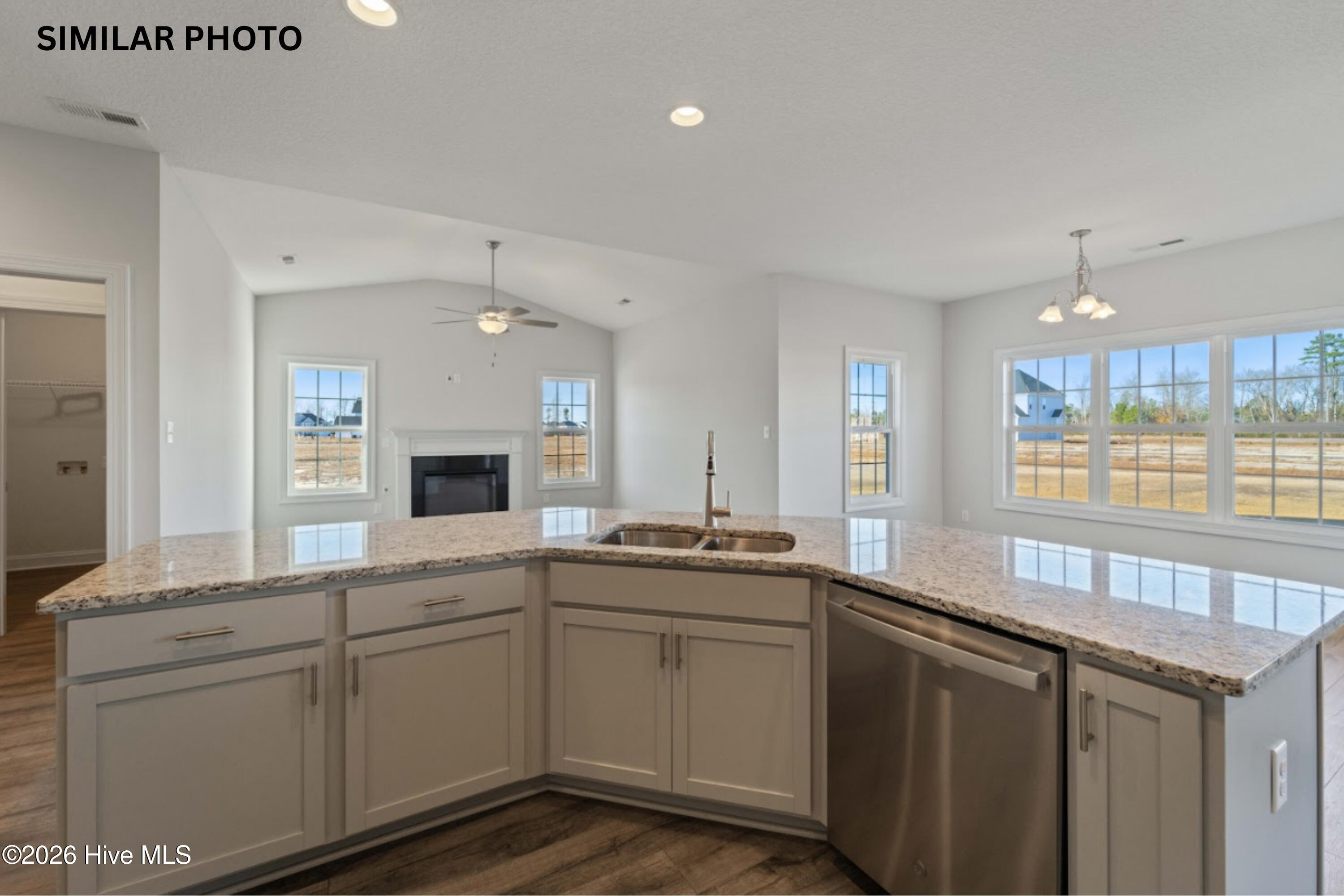 100556384 | Photo 15