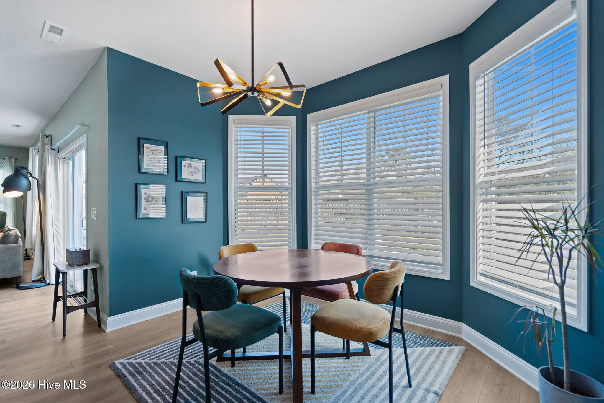 100562615 | Photo 17