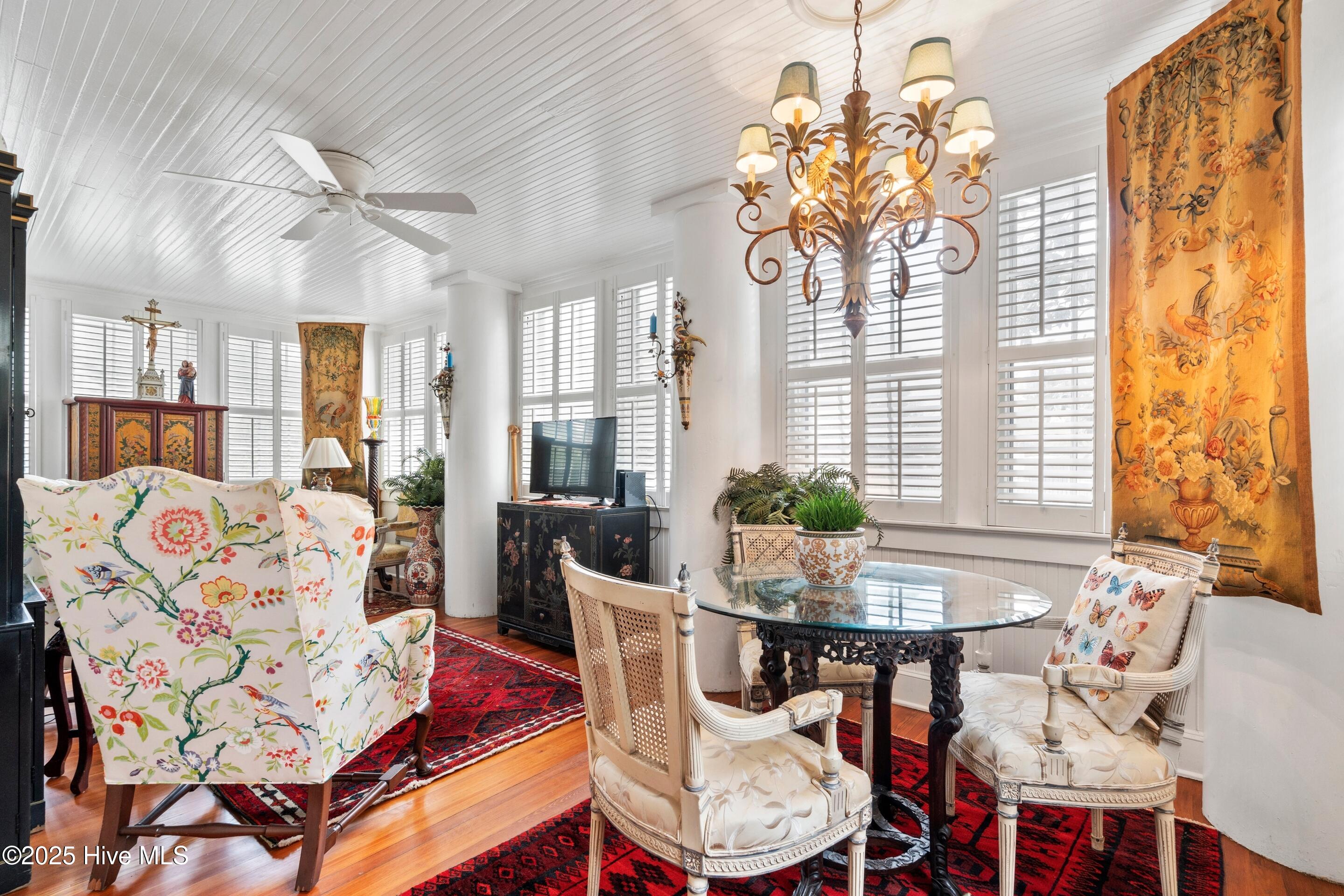 100553658 | Photo 30