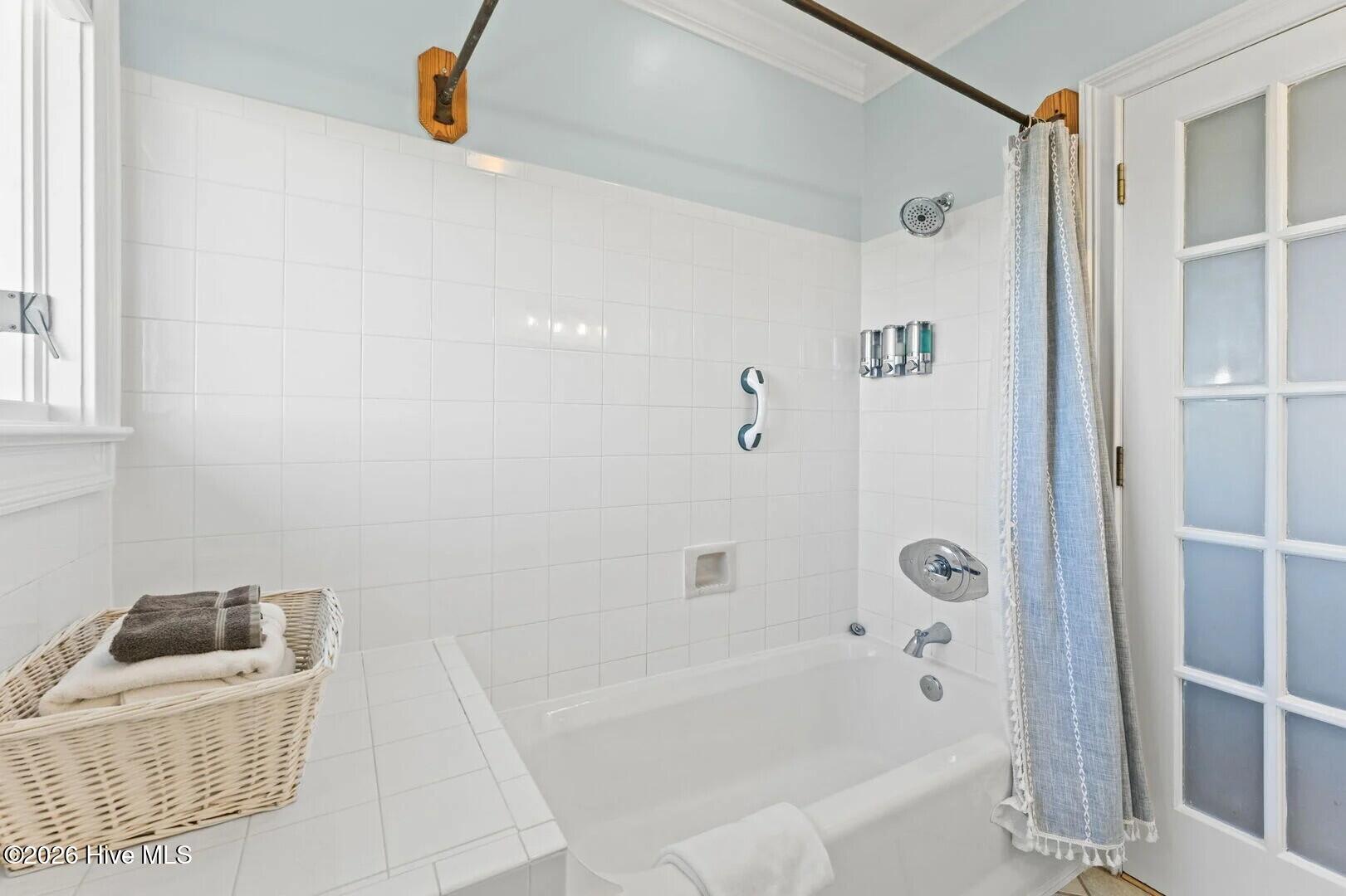 Tub & Shower Bath