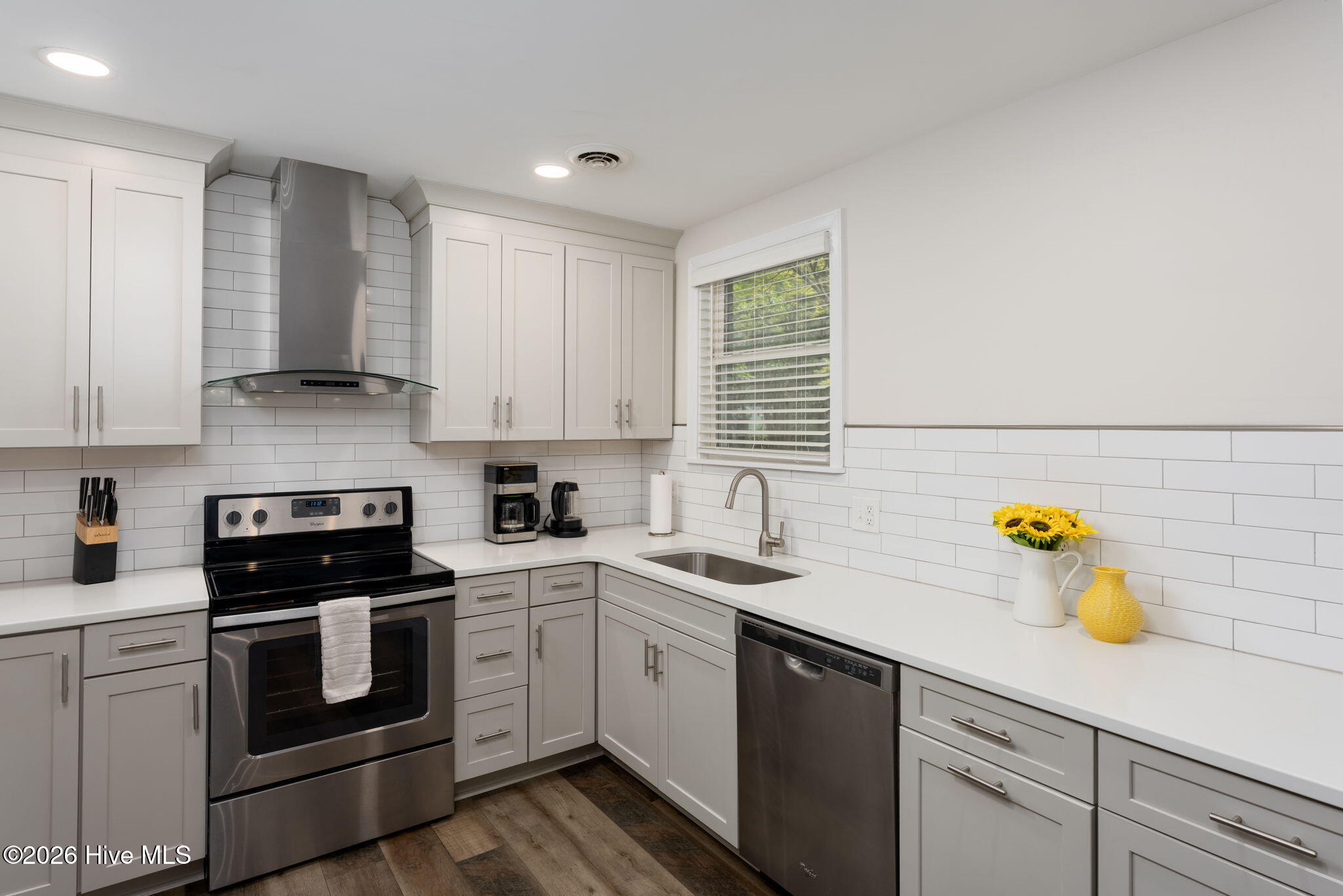 100566182 | Photo 14