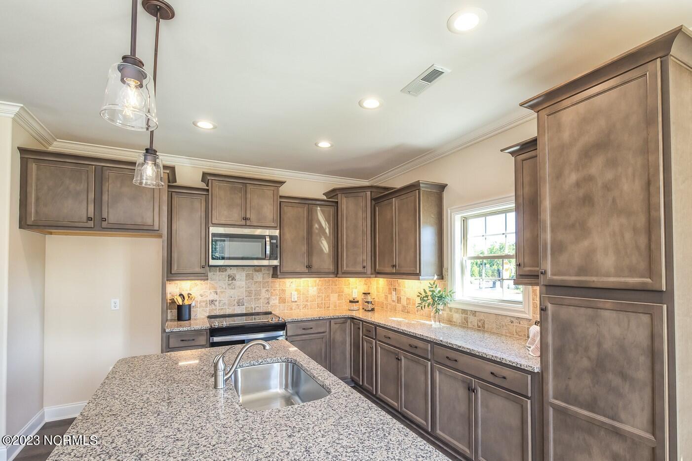 100512925 | Photo 15