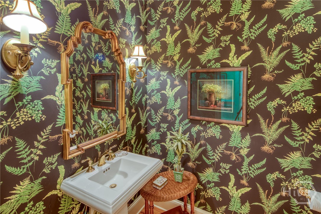 1/2 bath located on entry hallway