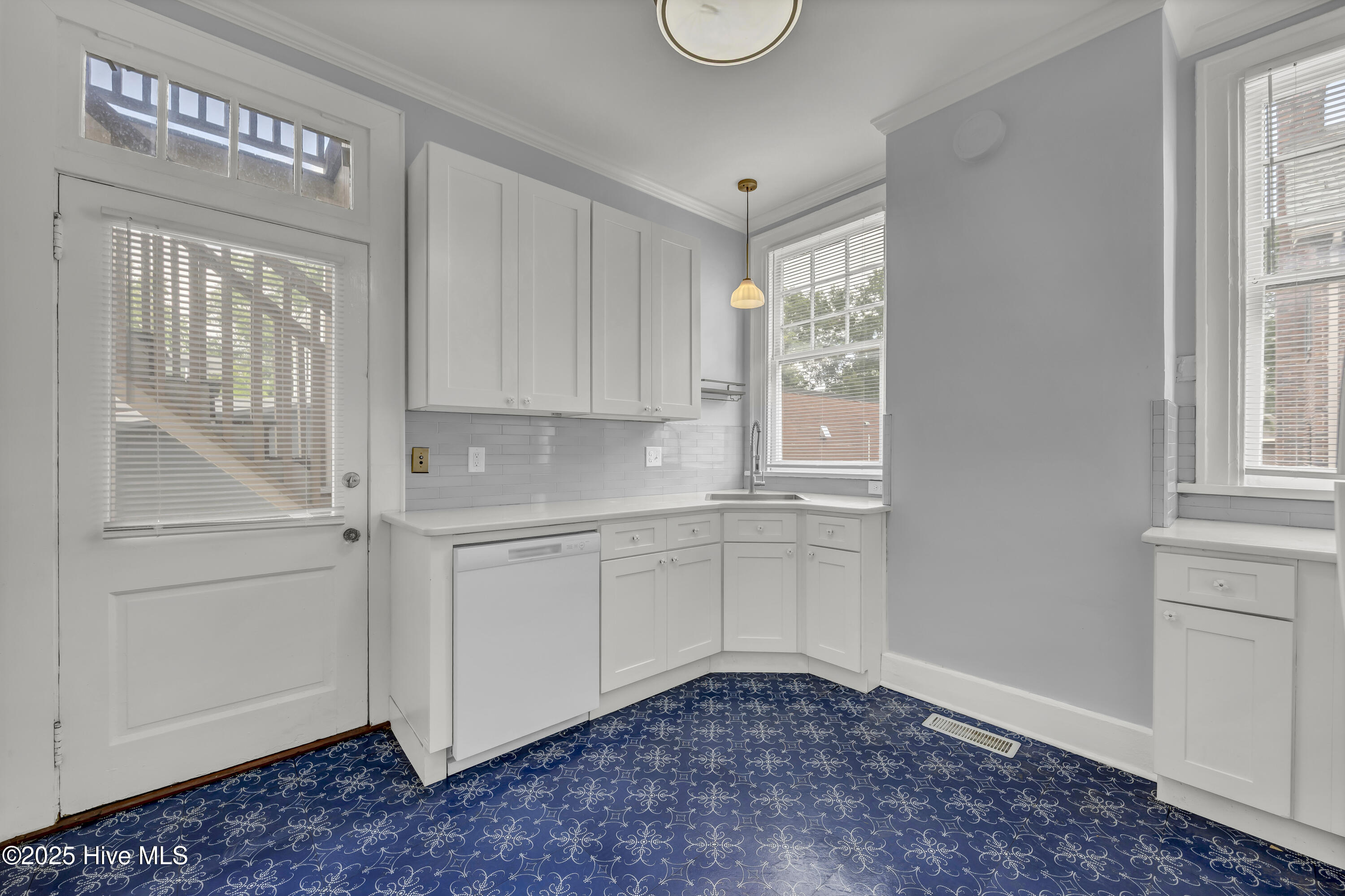 100521058 | Photo 20