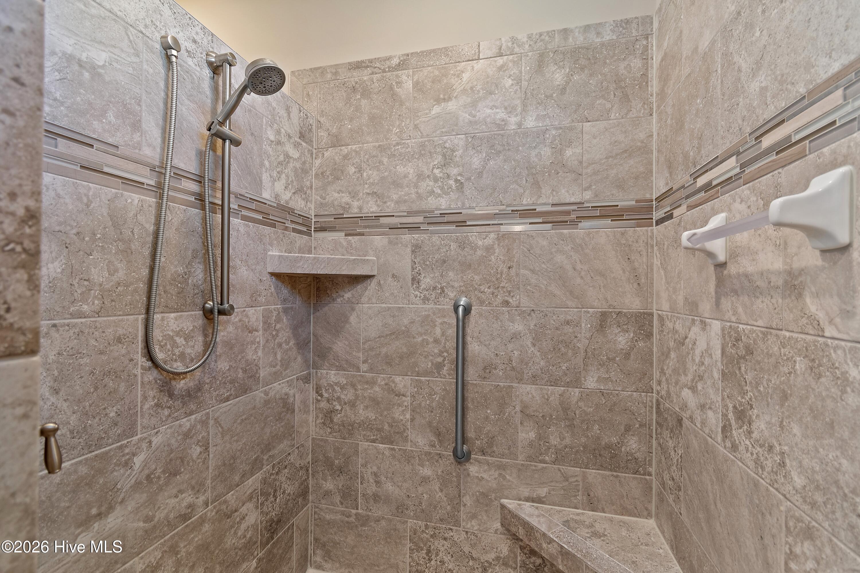 100568990 | Photo 38