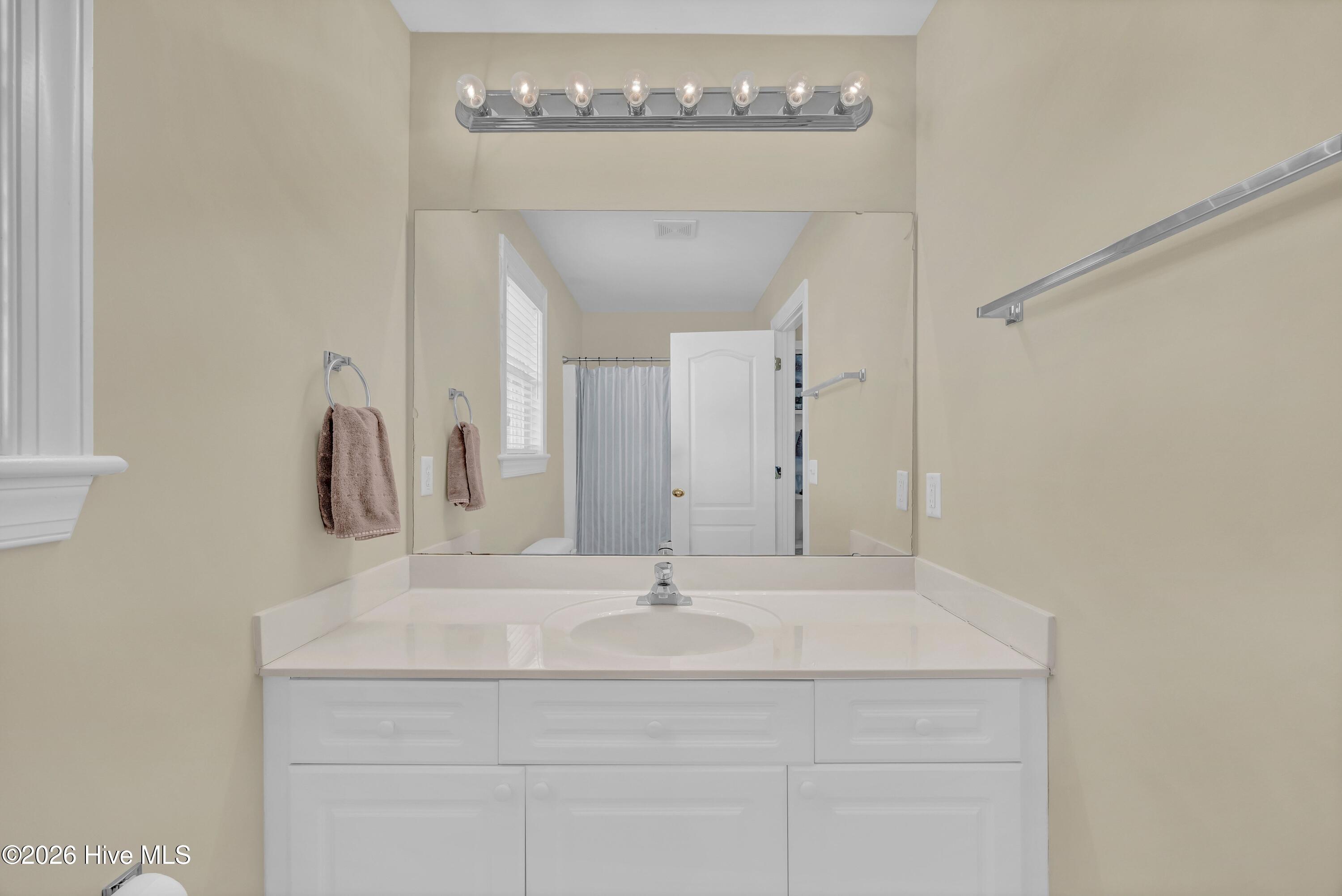 100561367 | Photo 24