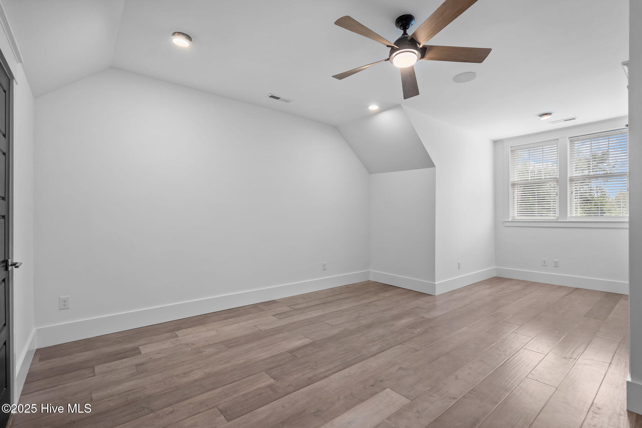 100532333 | Photo 56