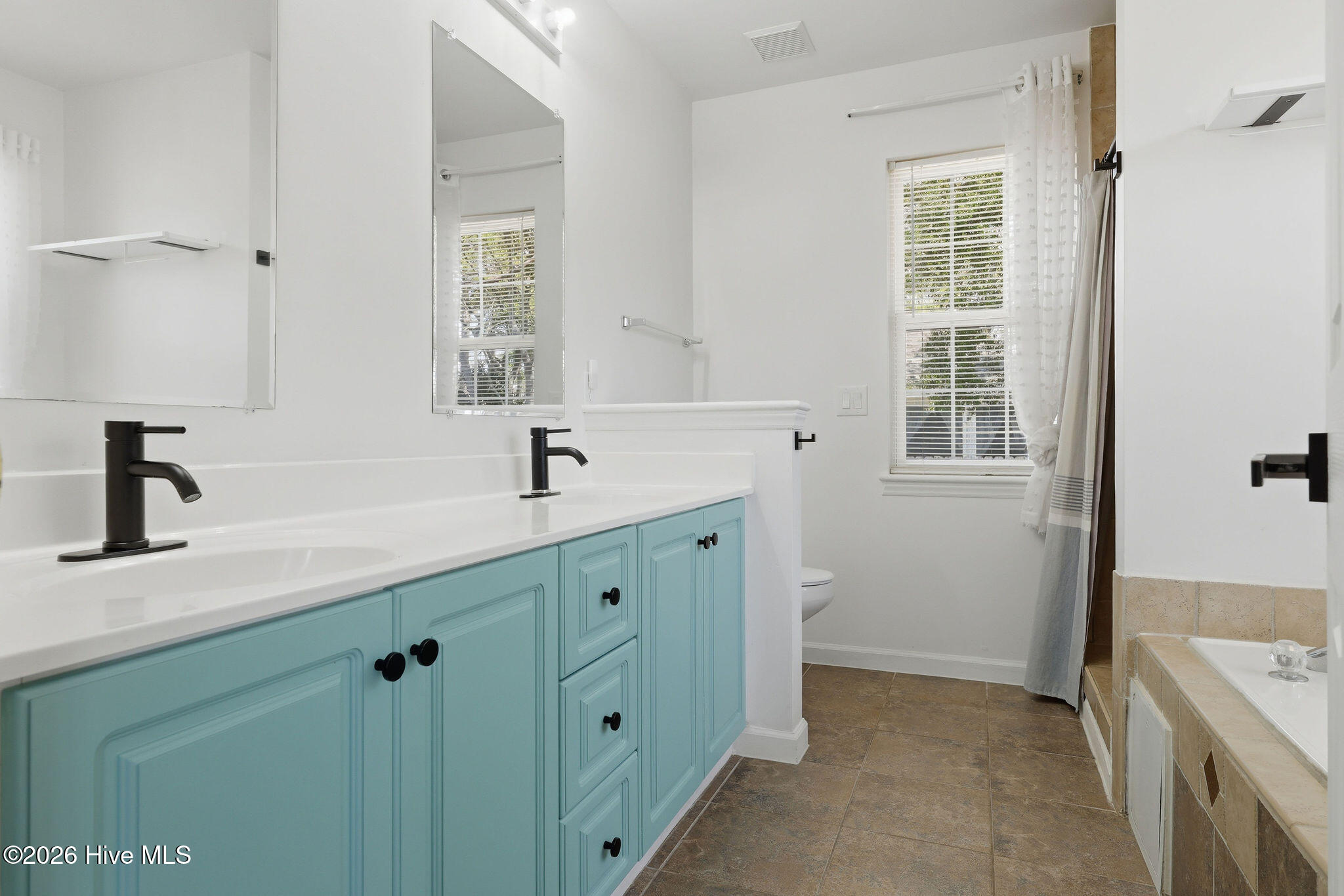 100568972 | Photo 26