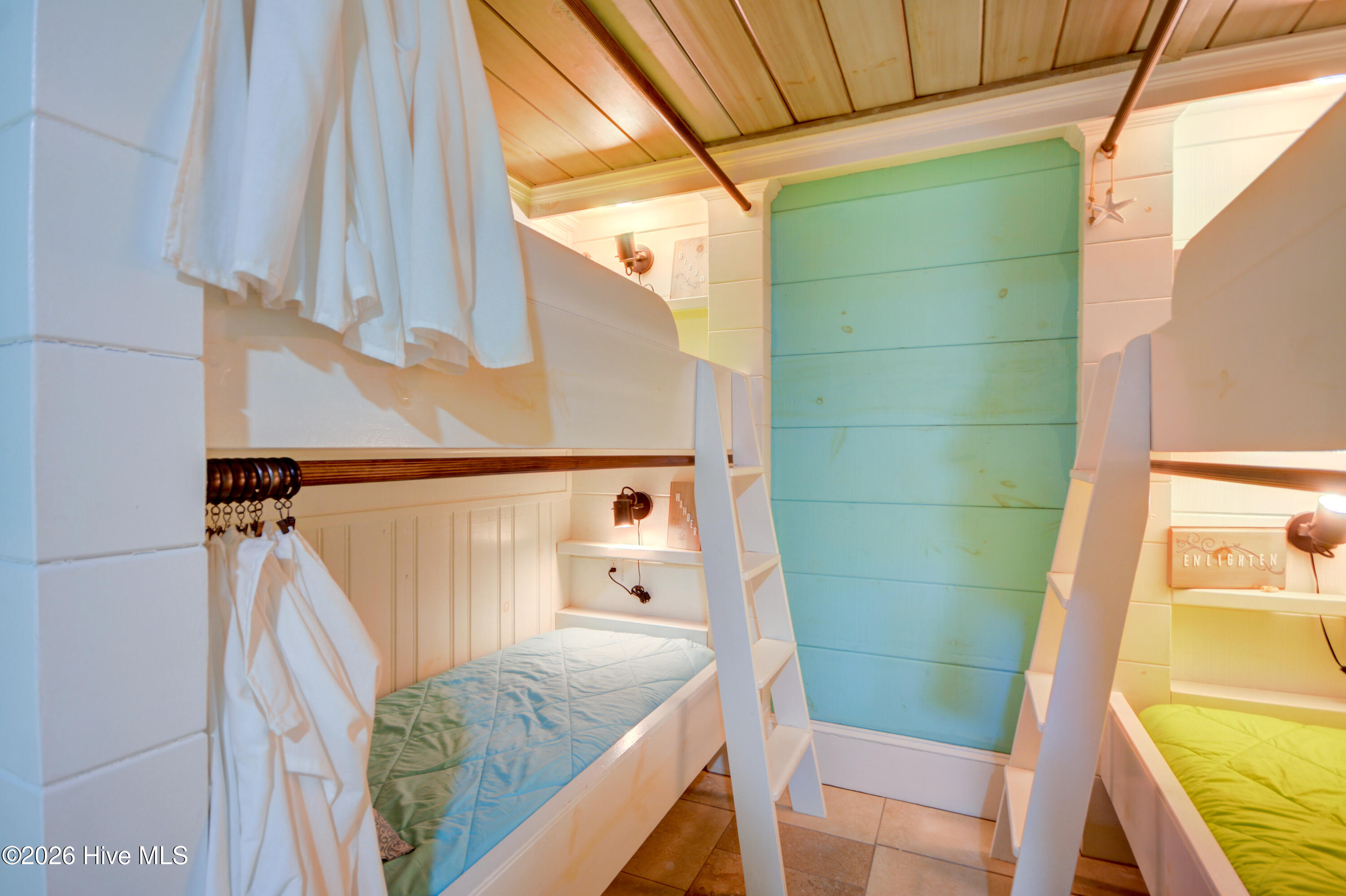 100565918 | Photo 22