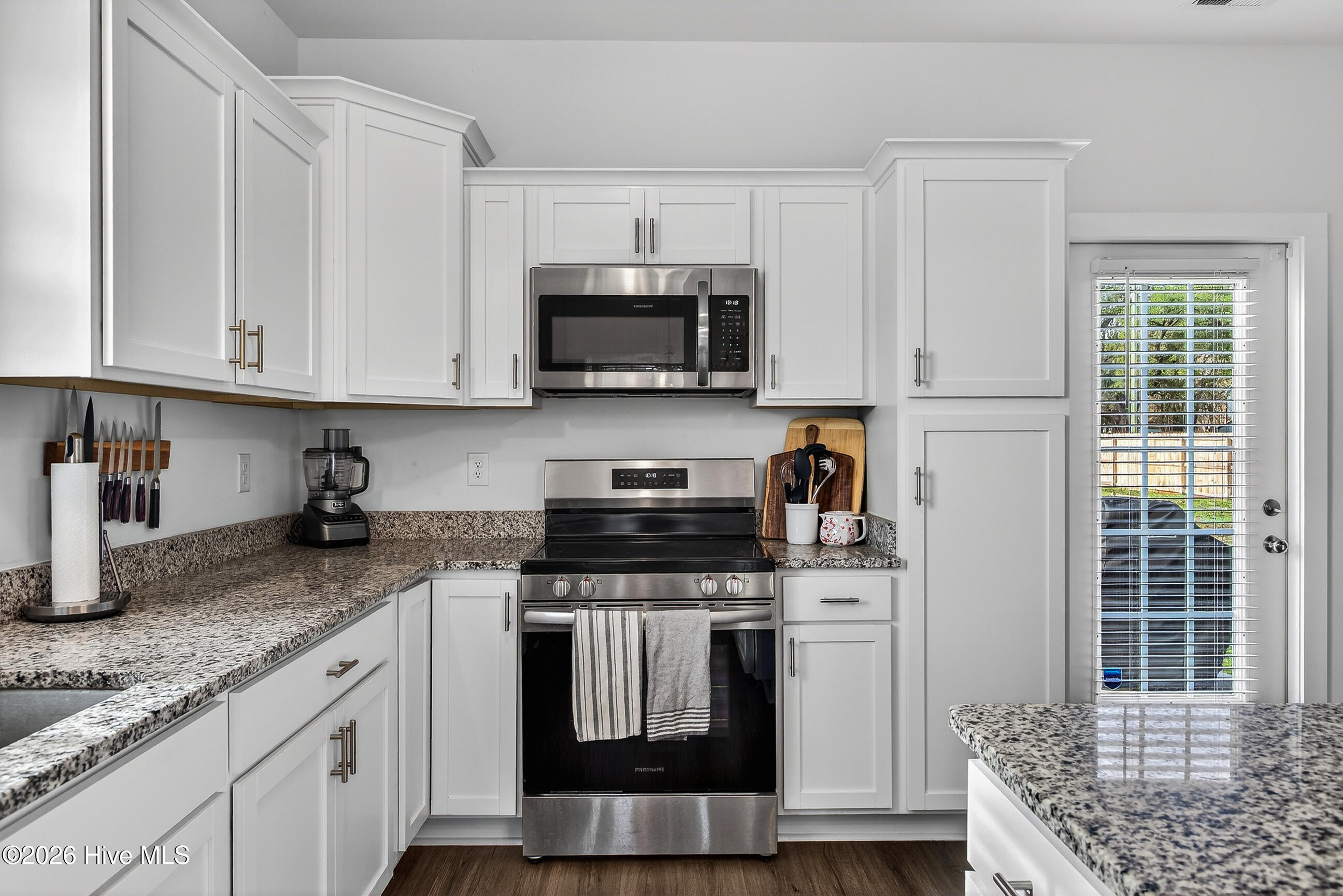 100559668 | Photo 11