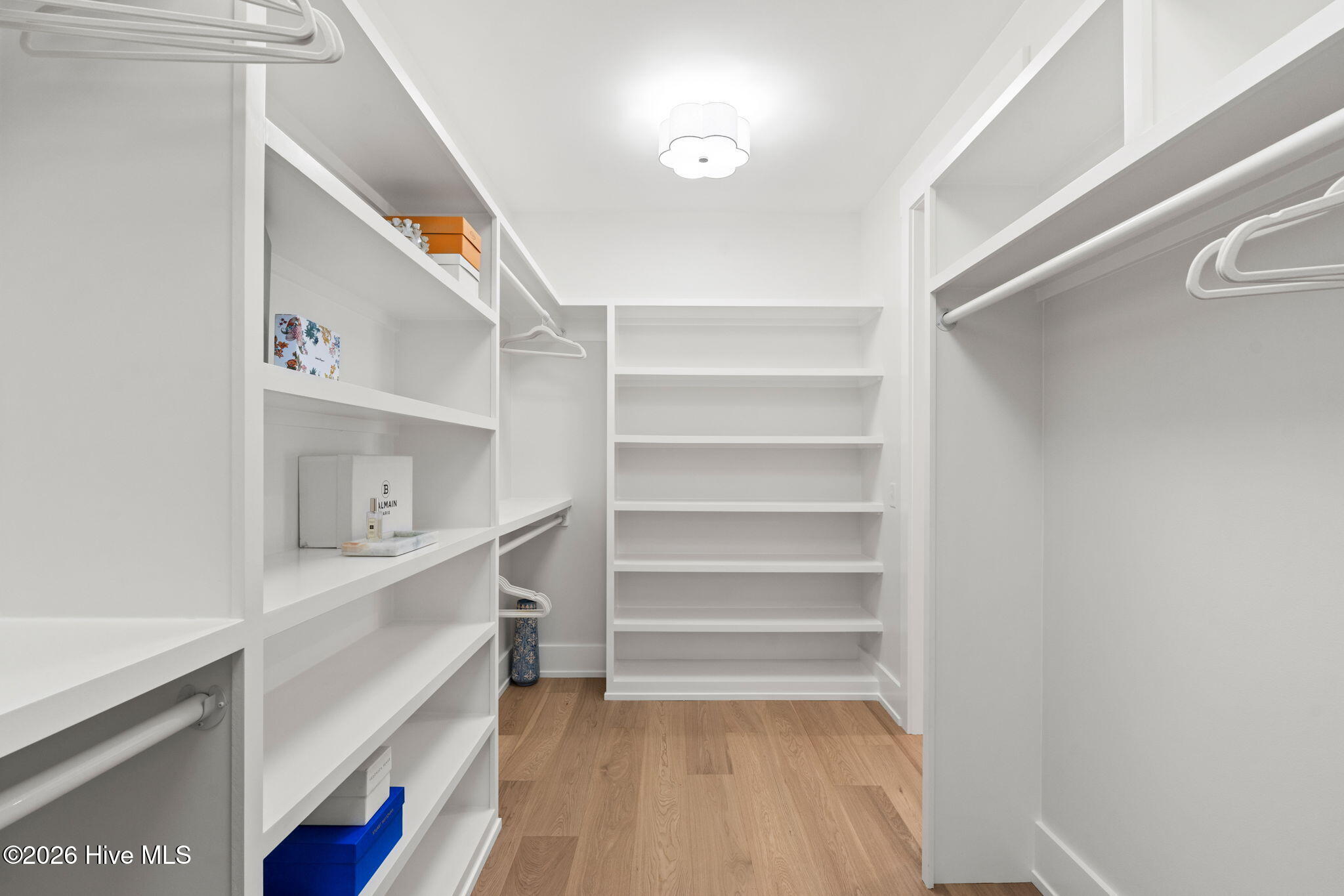 100568916 | Photo 33