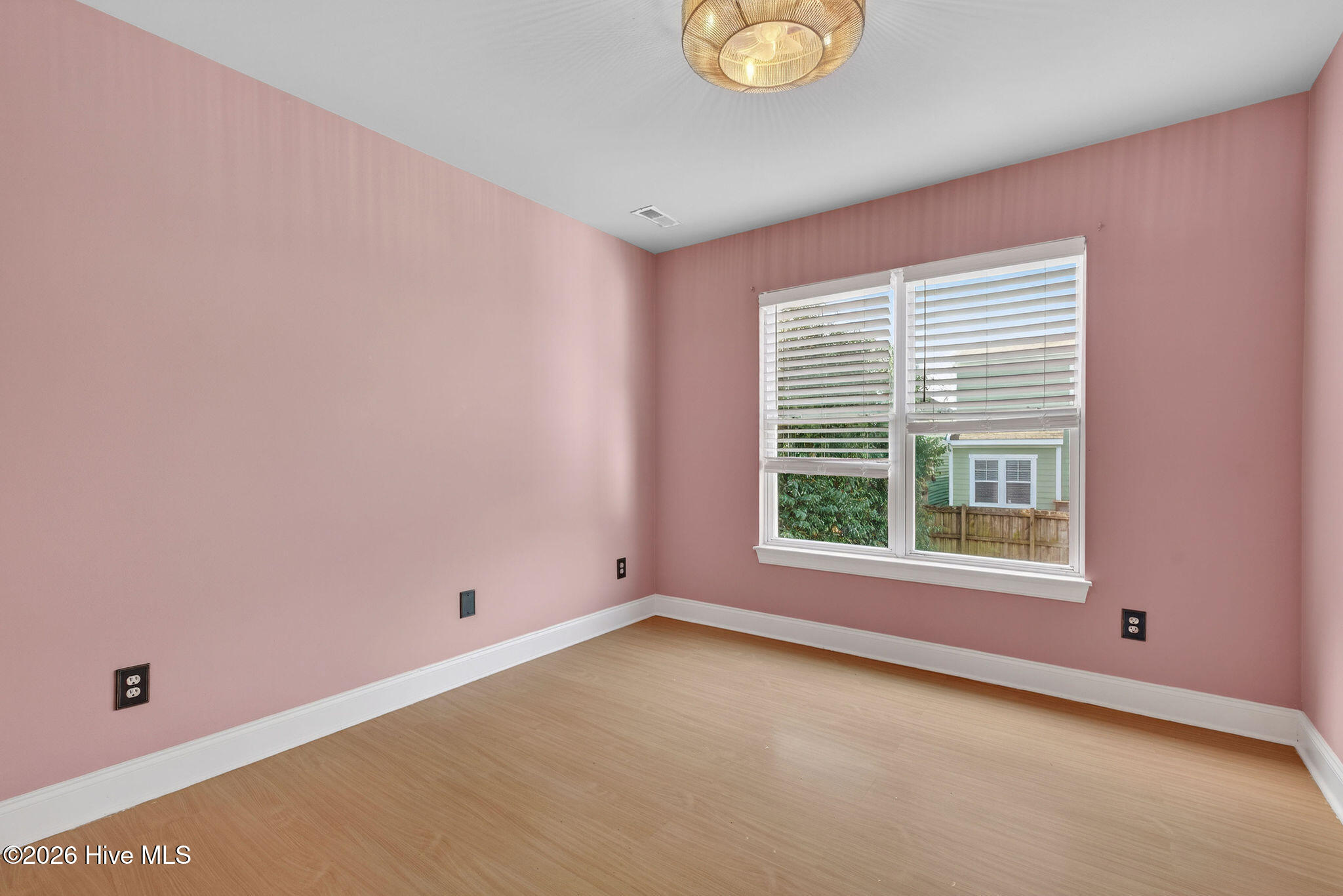 100550770 | Photo 30