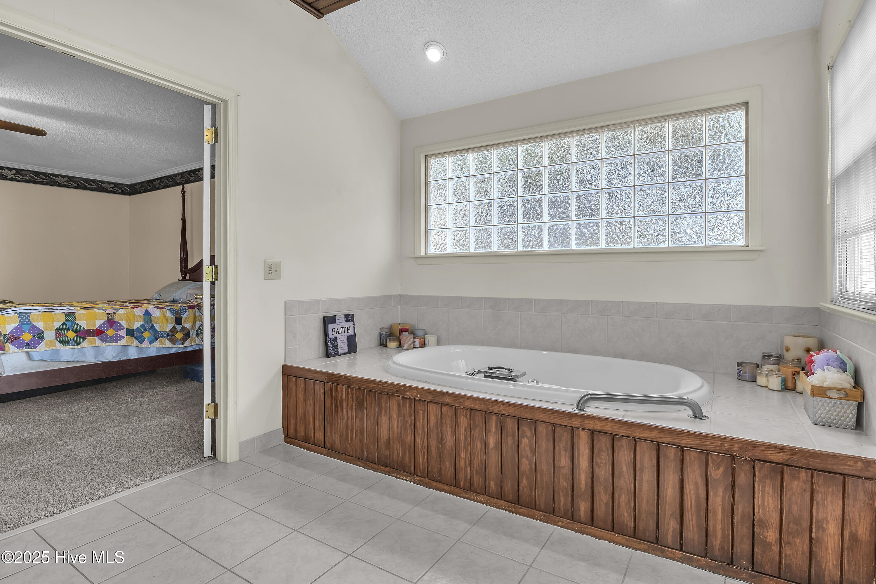 100480579 | Photo 28