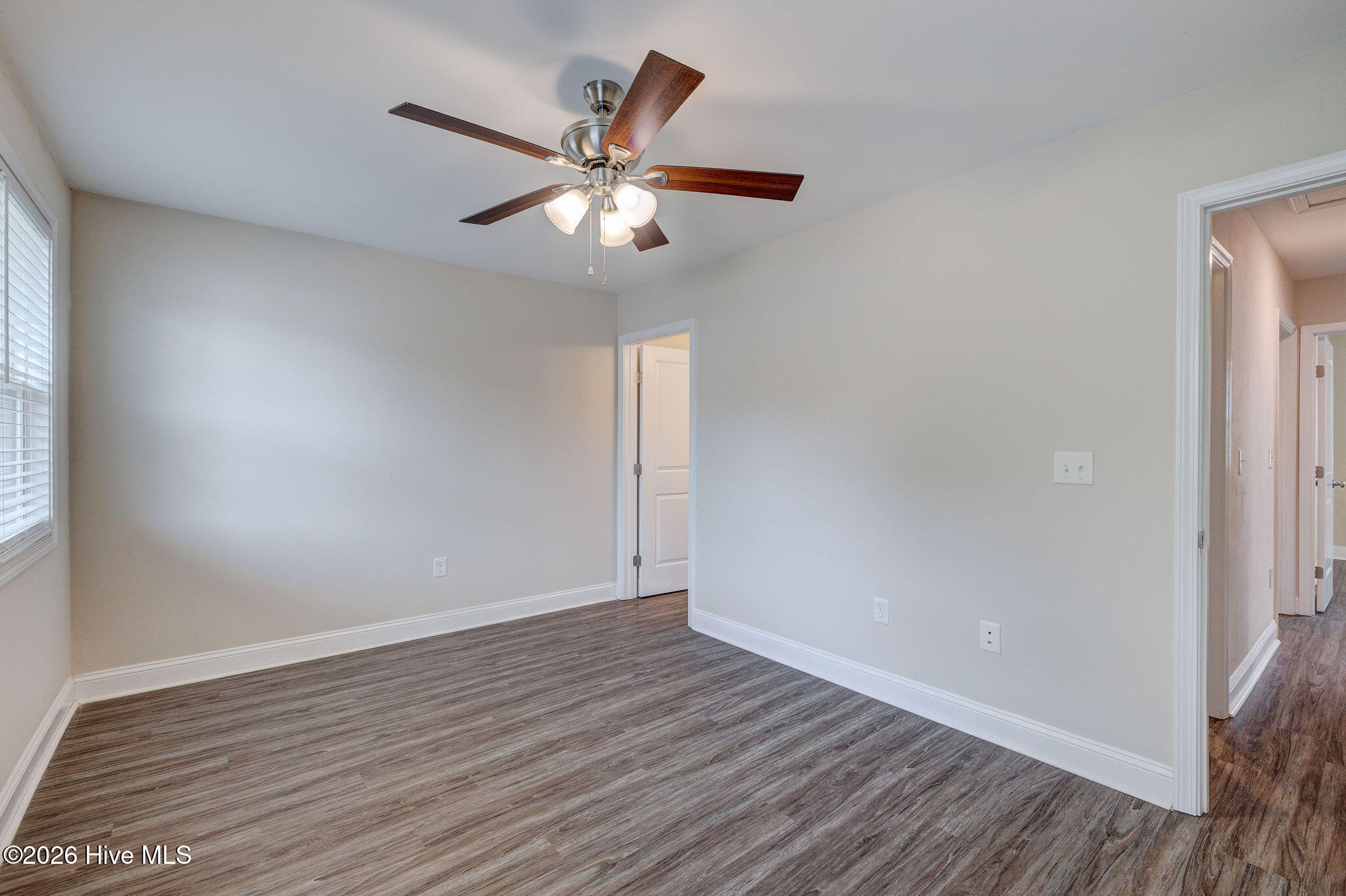 100562693 | Photo 32