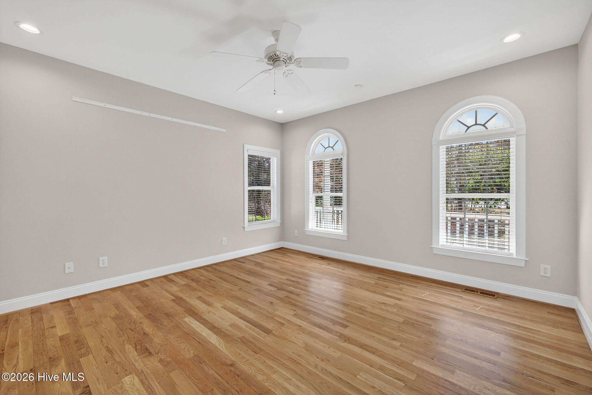 100554466 | Photo 35