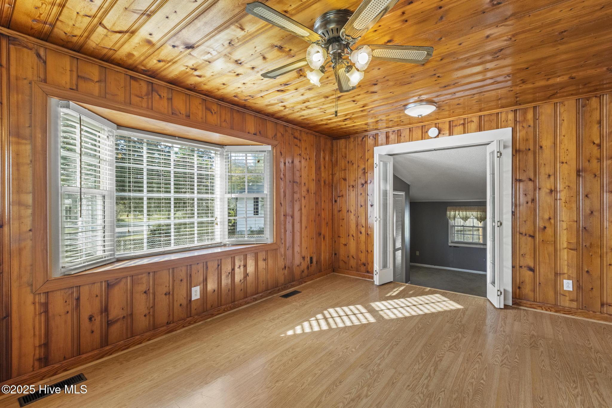 100532196 | Photo 24