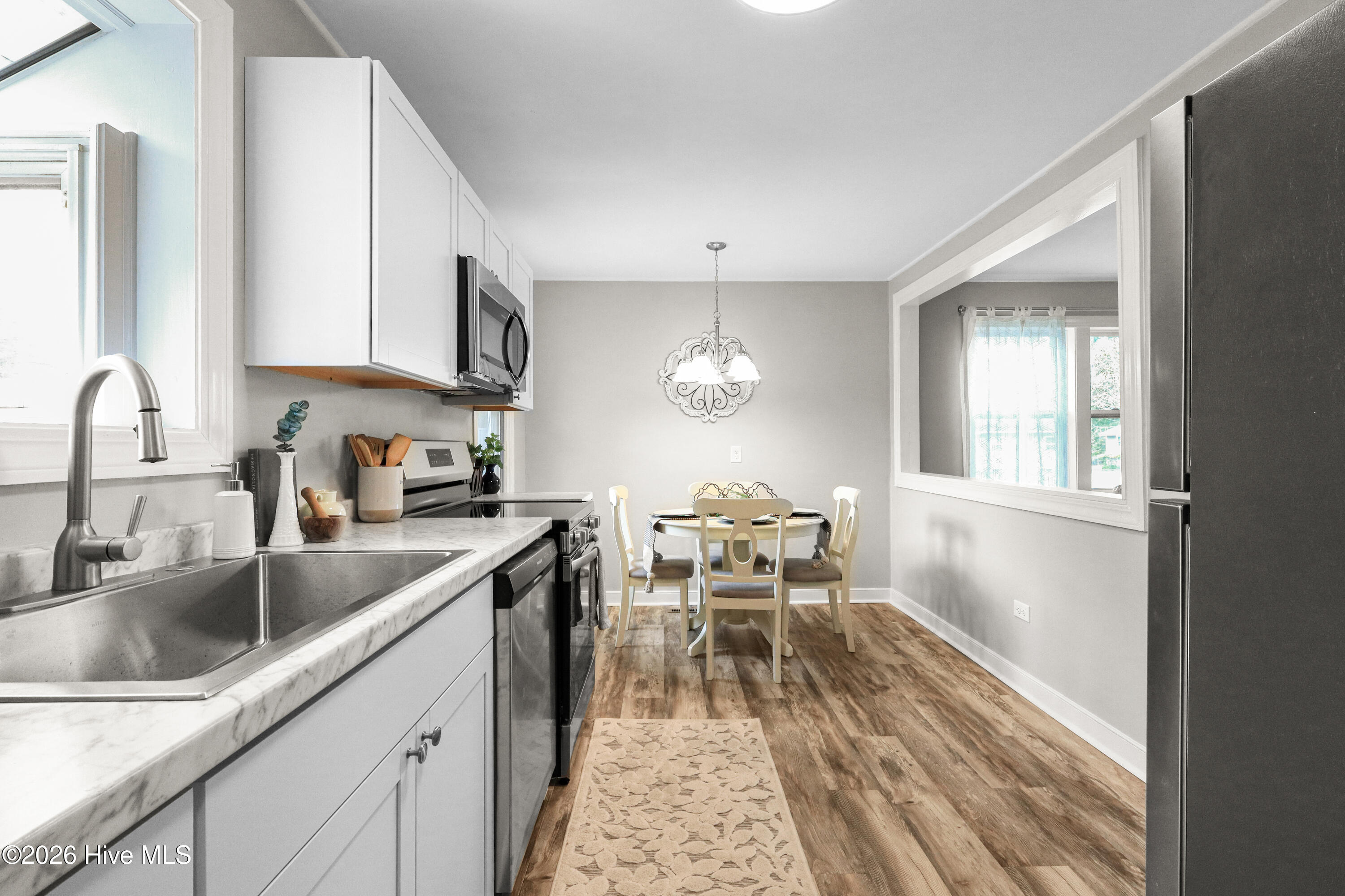 100560188 | Photo 16