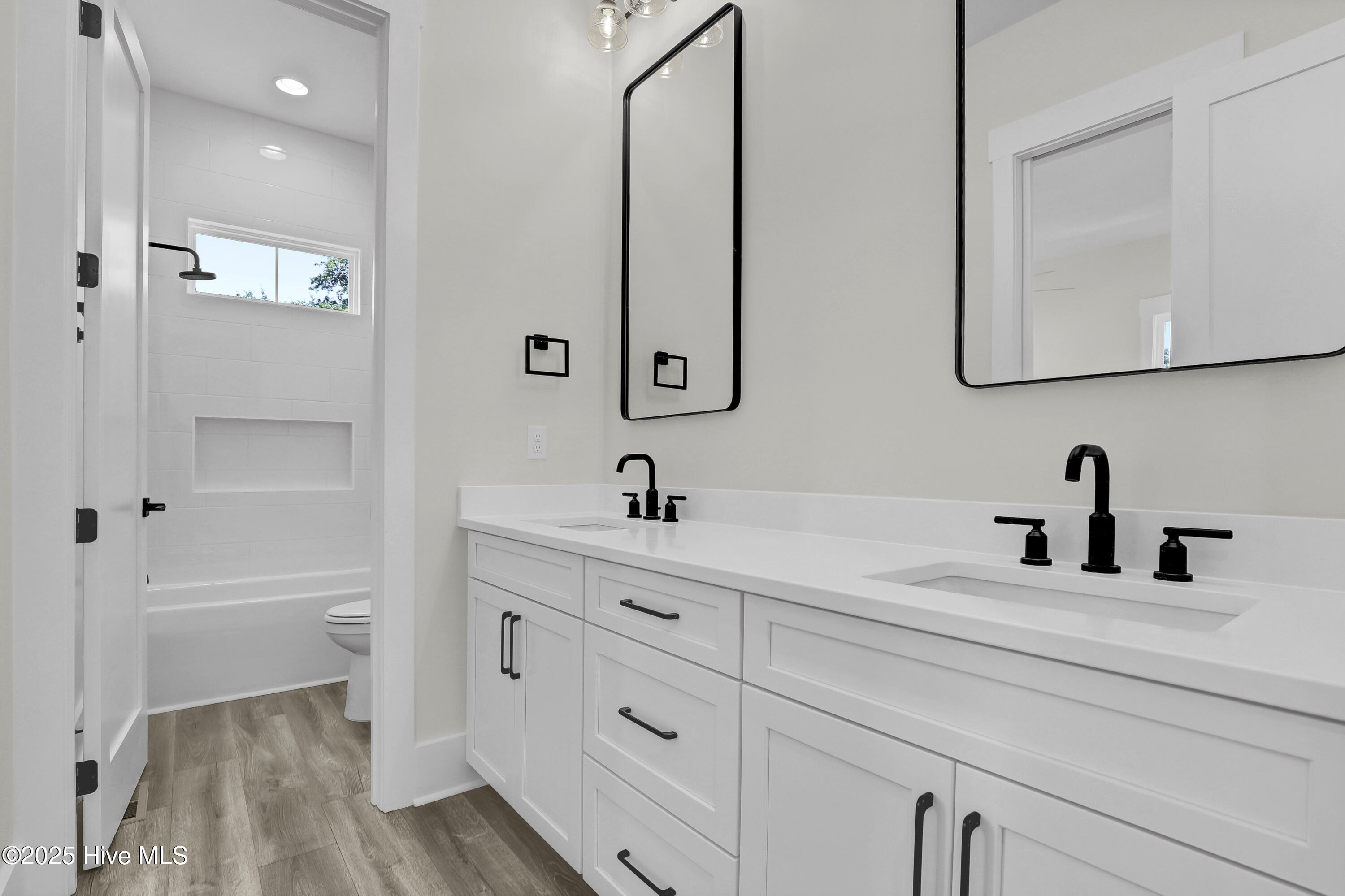 100523775 | Photo 24