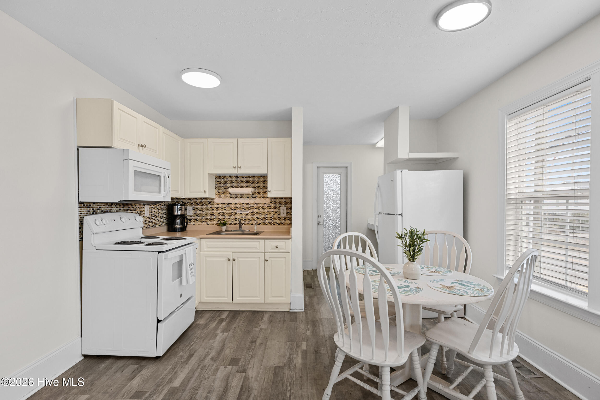 100552950 | Photo 23