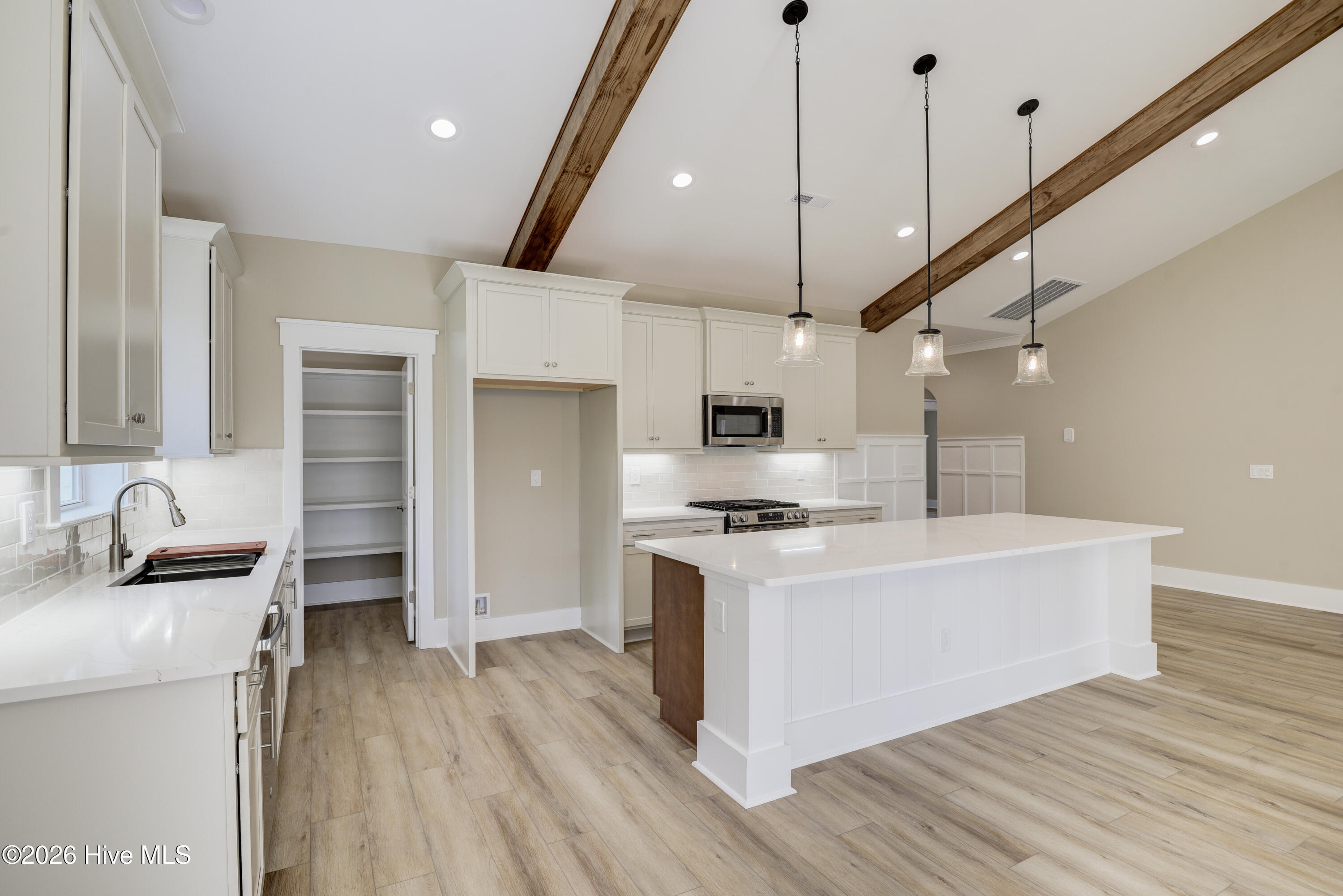 100563522 | Photo 13