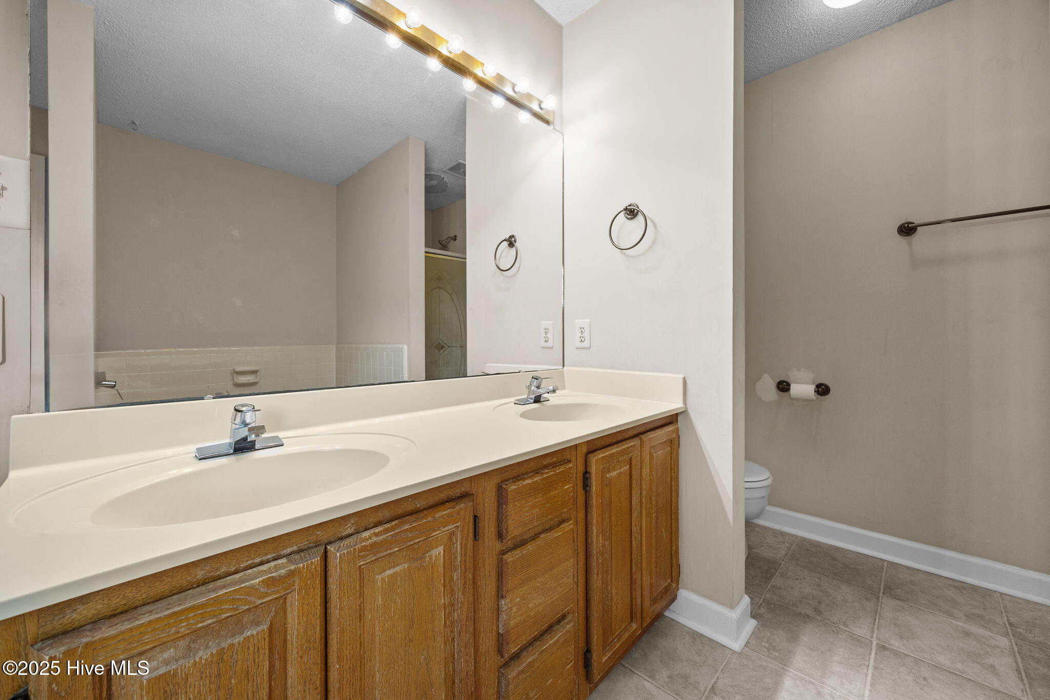 100534053 | Photo 26